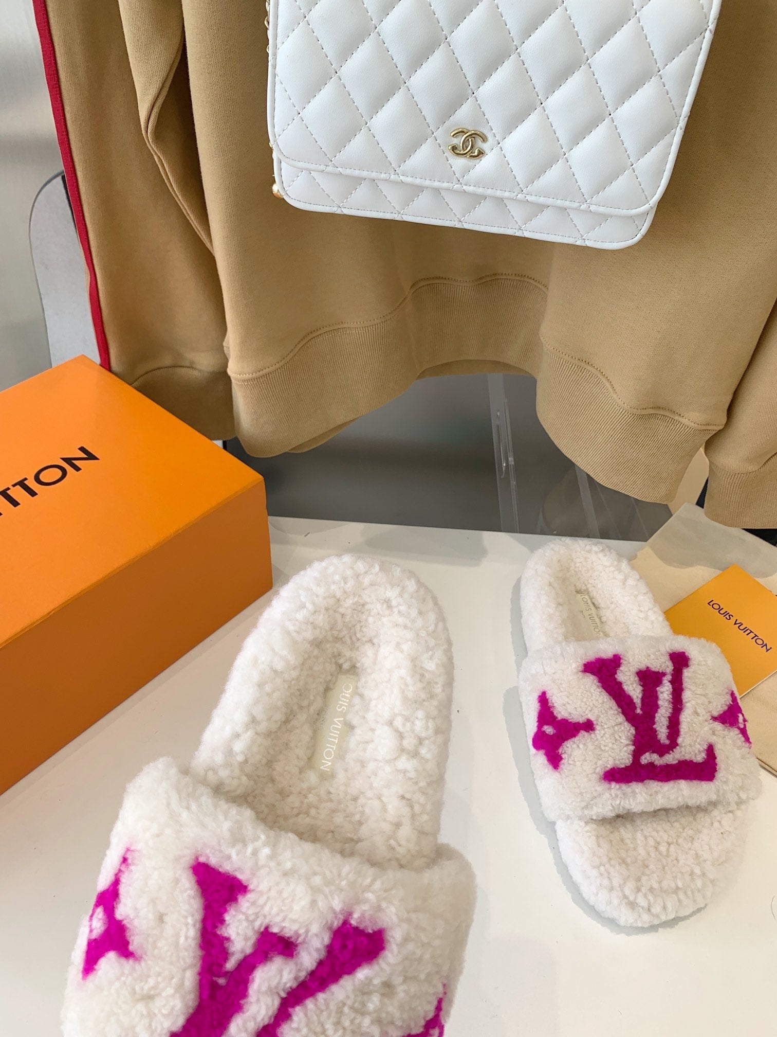 LV WOMEN'S PASEO FLAT SLIPPER IN WHITE FLEECE WITH PINK LOGO、mysite、Cacoeks