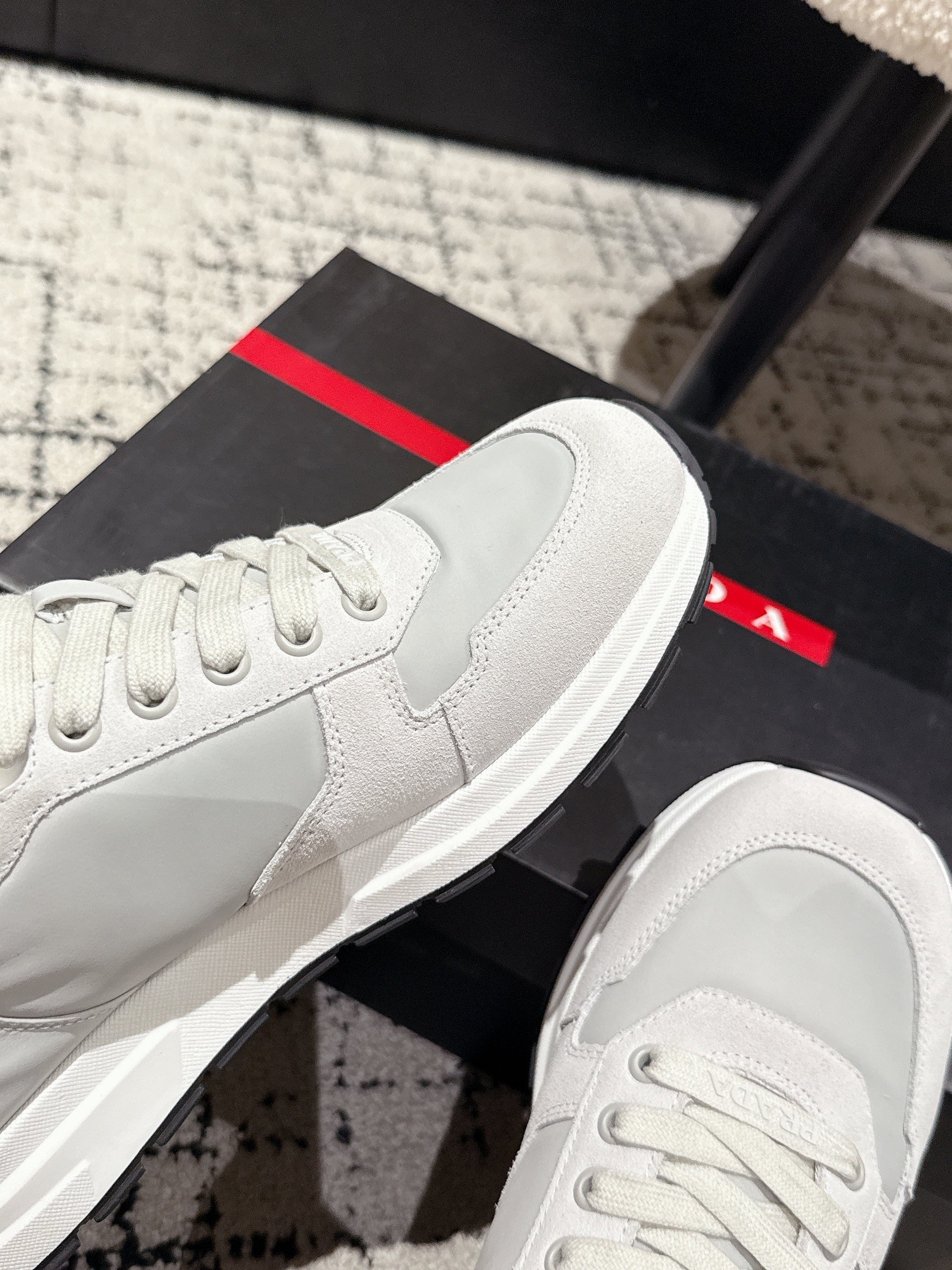 PRADA 25S MEN SNEAKERS LOGO IN WHITE AND MULBERRY NUBUCK AND CANVAS、mysite、Cacoeks