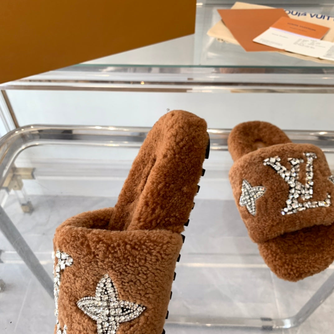 LV WOMEN'S PASEO FLAT SLIPPER IN CINNAMON BROWN FLEECE、mysite、Cacoeks