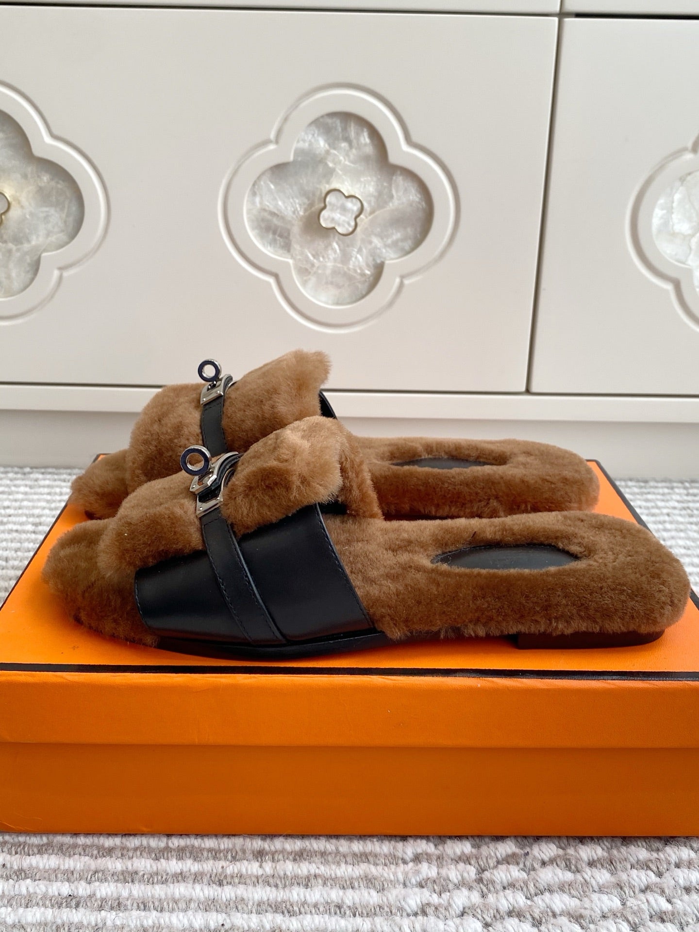 HM 25S GIULIA SANDAL IN BROWN SHEARLING WITH SILVER HARDWARE、mysite、Cacoeks