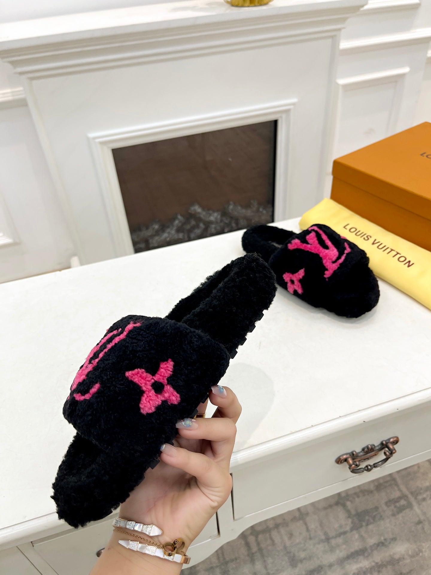 LV FLAT SLIPPER IN BLACK MIX BRIGHT PINK SHEARLING、mysite、Cacoeks