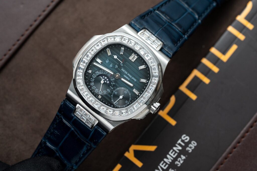 Đồng Hồ Patek Philippe Nautilus 5724G Replica 11 Blue GRF 40mm (1)
