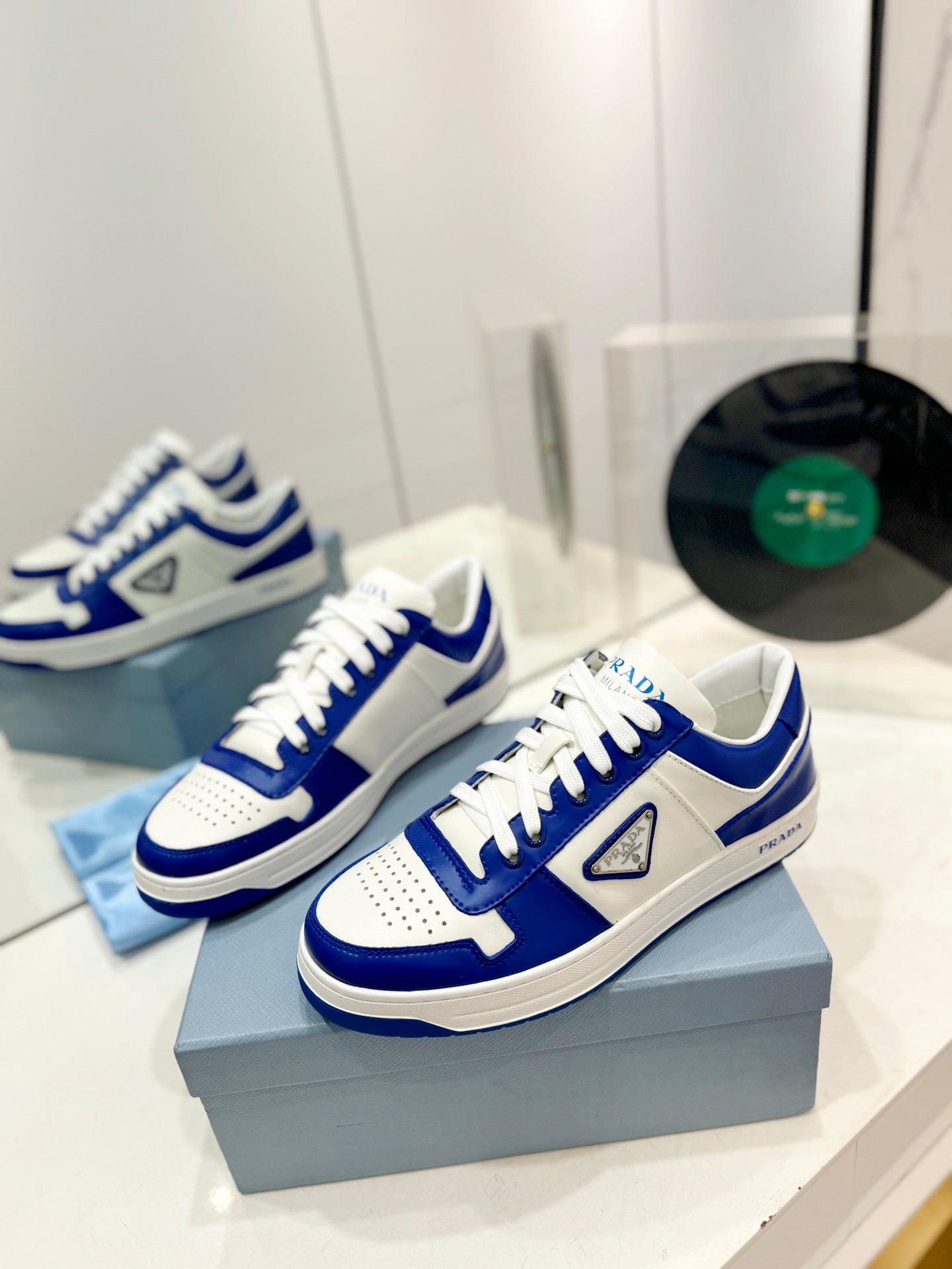 PRA DOWNTOWN PERFORATED SNEAKERS WHITE AND COBALT CALFSKIN、mysite、Cacoeks