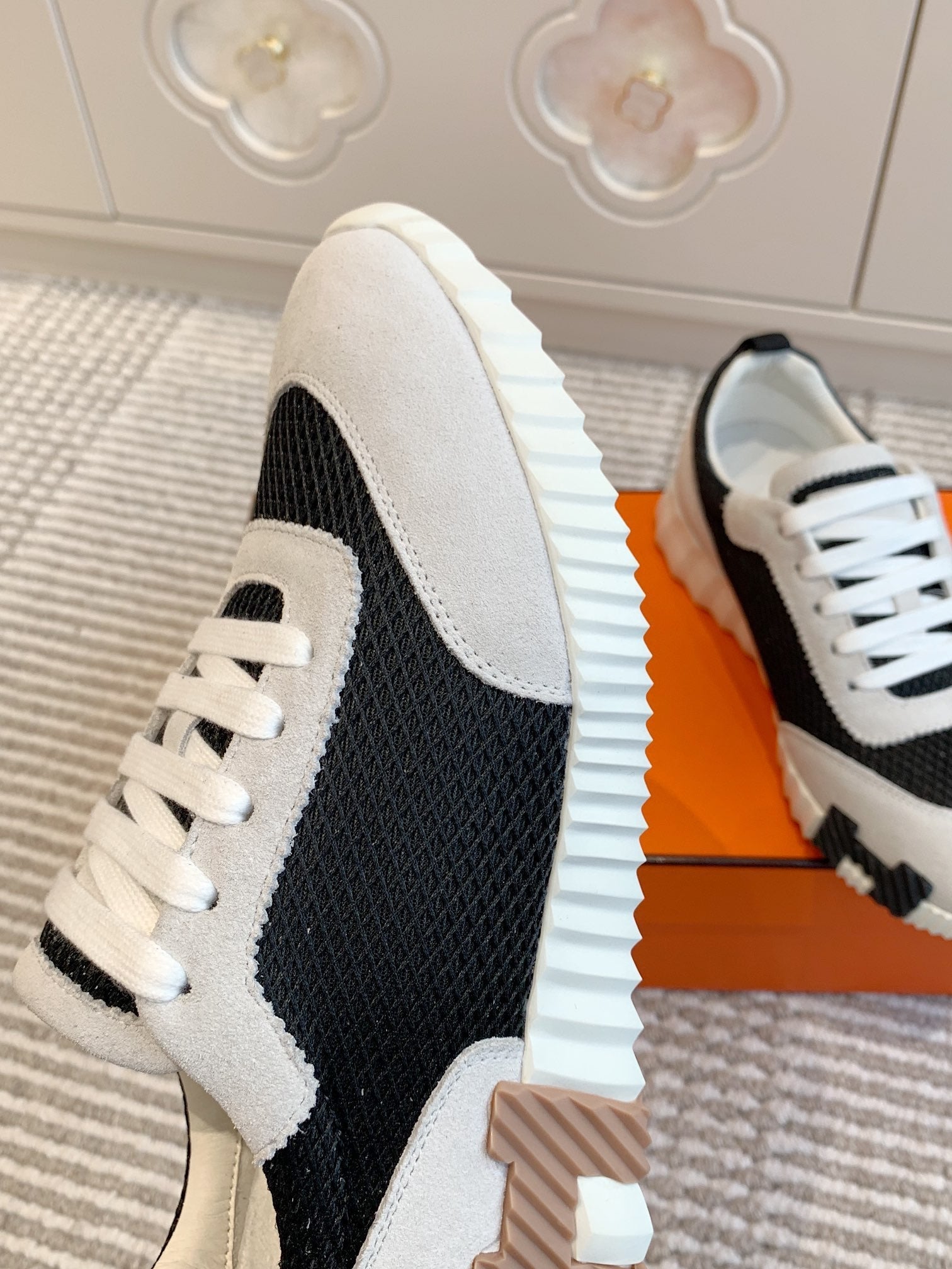 BOUNCING SNEAKER IN BLACK GRAPHIC MESH AND PASTEL GRAY SUEDE、mysite、Cacoeks