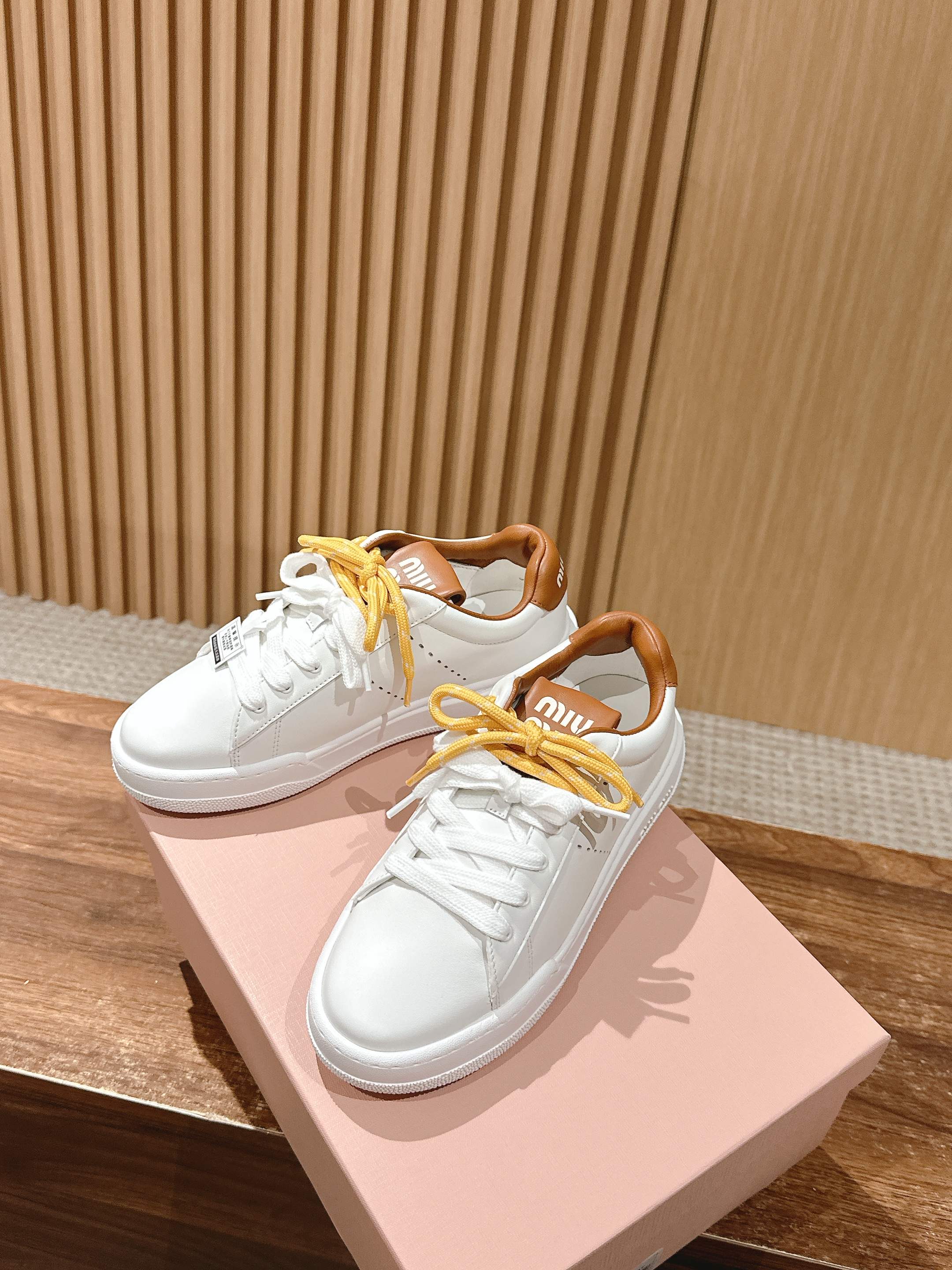 MM SNEAKERS IN WHITE CALFSKIN WITH YELLOW LACES、mysite、Cacoeks