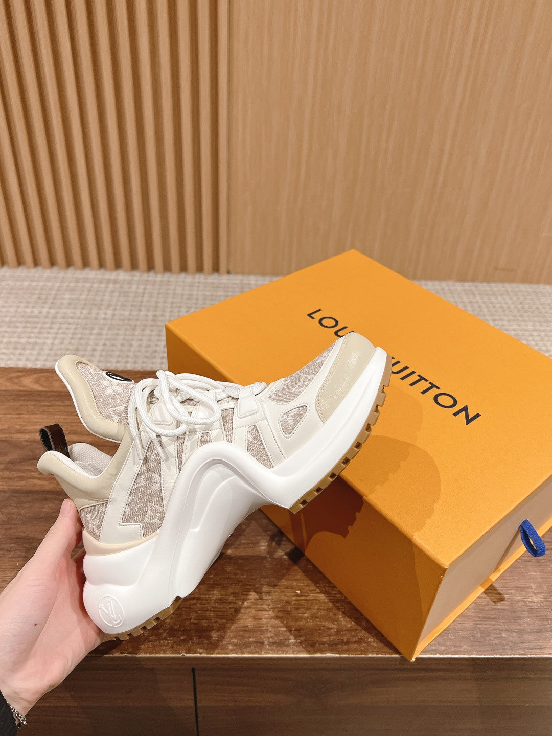 LV ARCHLIGHT SNEAKER IN WHITE CALFSKIN AND CAMEL BEIGE MONOGRAM DENIM、mysite、Cacoeks