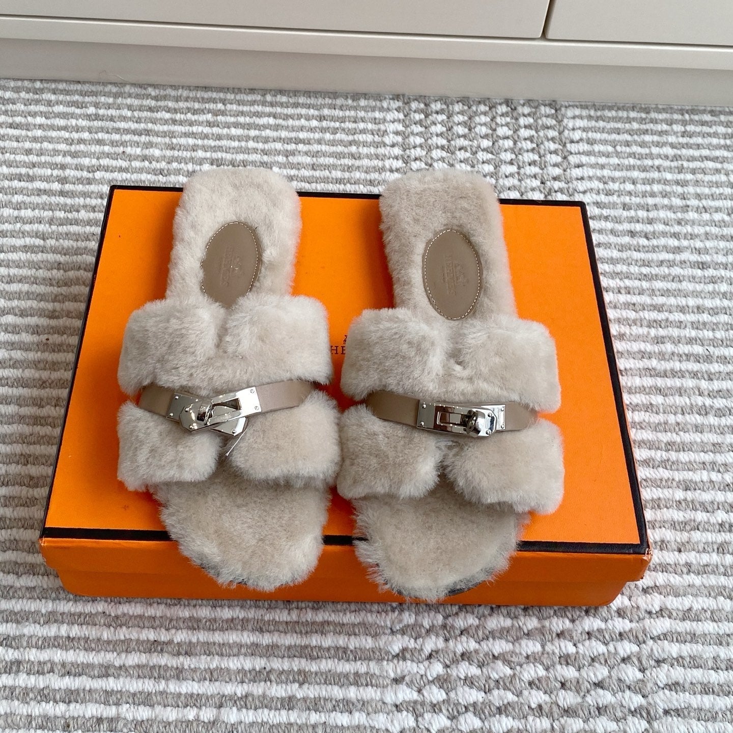 HM 25S ECLAIR SANDAL IN PALE BEIGE GRAY SHEARLING WITH SILVER HARDWARE、mysite、Cacoeks