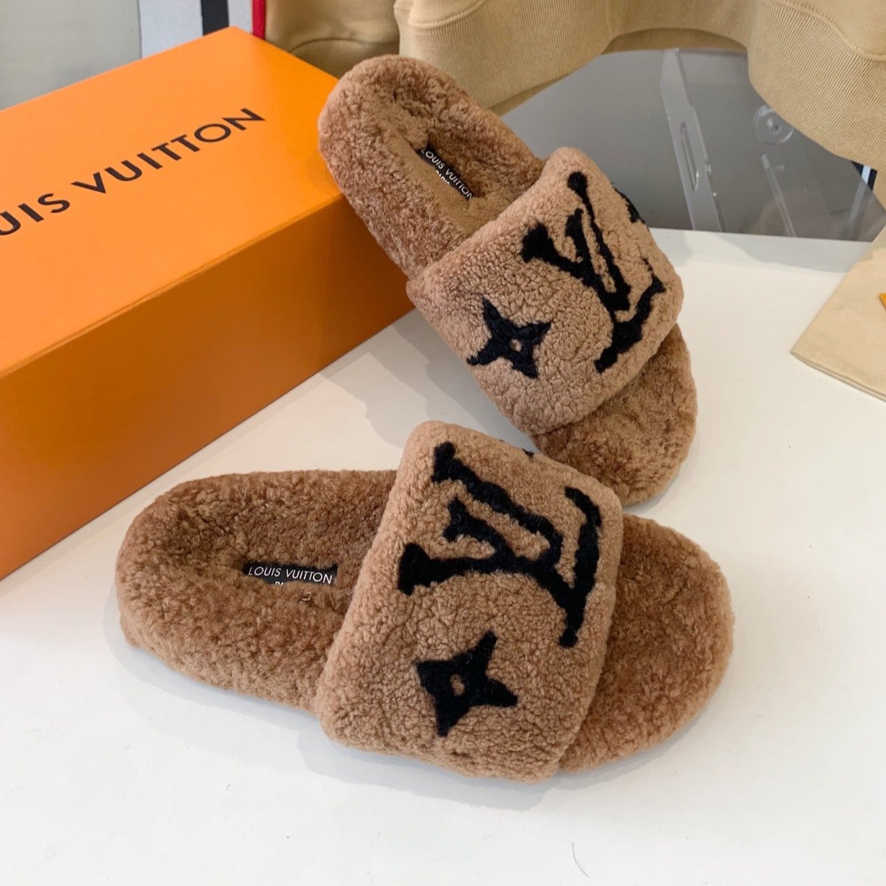 LV WOMEN'S PASEO FLAT SLIPPER IN CARAMEL BROWN FLEECE WITH BLACK LOGO、mysite、Cacoeks