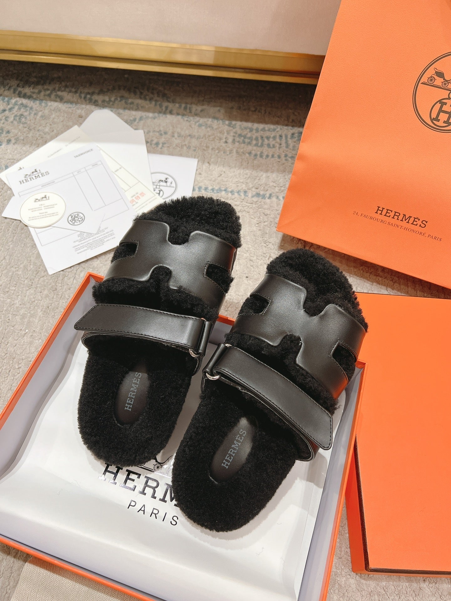 CHYPRE SANDAL IN BLACK SHEARLING AND CALFSKIN、mysite、Cacoeks