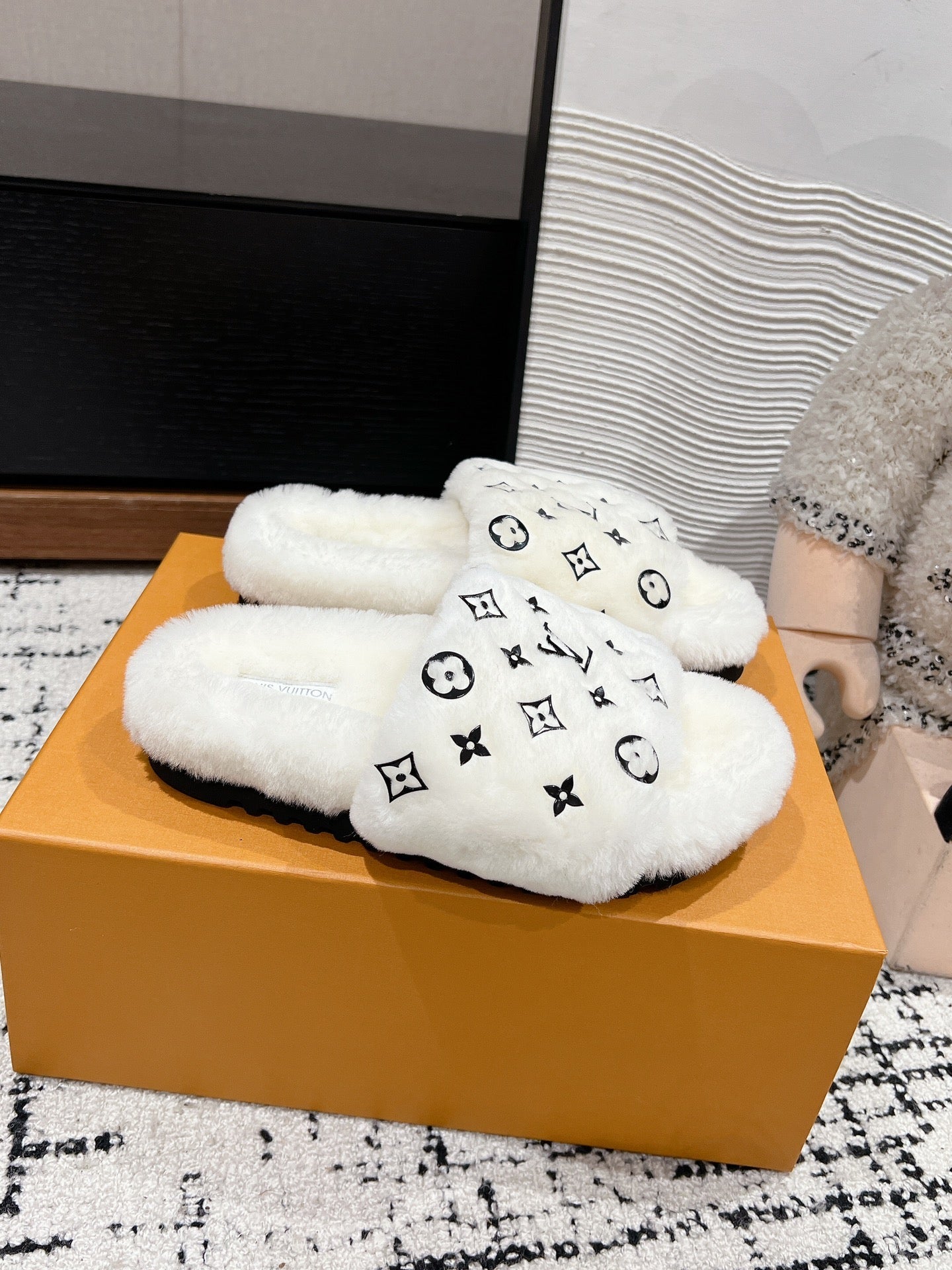 SLIPPER IN WHITE WOOL WITH BLACK LOGO、mysite、Cacoeks