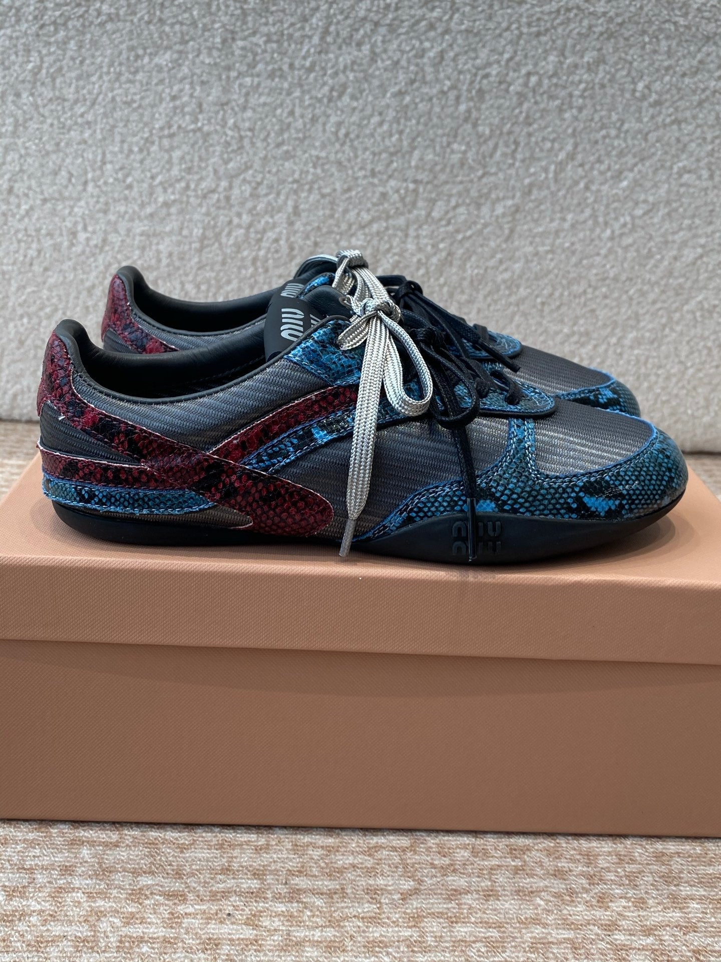 GYMNASIUM SNEAKER IN BLACK FABRIC AND BLUE SNAKE EFFECT CALFSKIN、mysite、Cacoeks