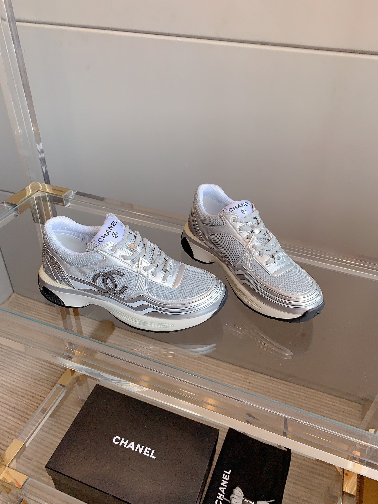 CC SNEAKERS IN GLOSSY SILVER CALFSKIN AND MESH、mysite、Cacoeks