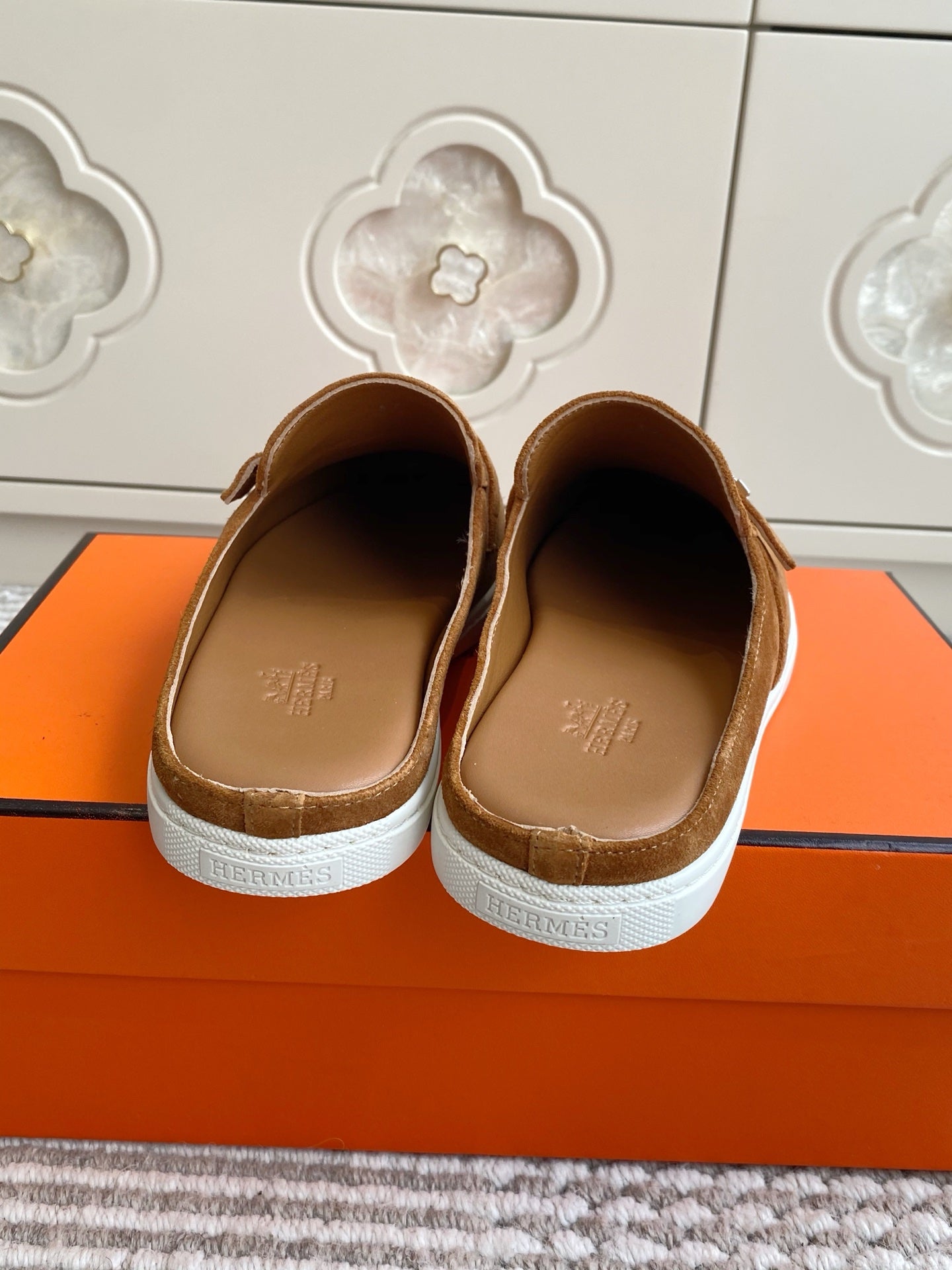 HM 25S MULES IN BROWN SUEDE WITH SILVER HARDWARE、mysite、Cacoeks