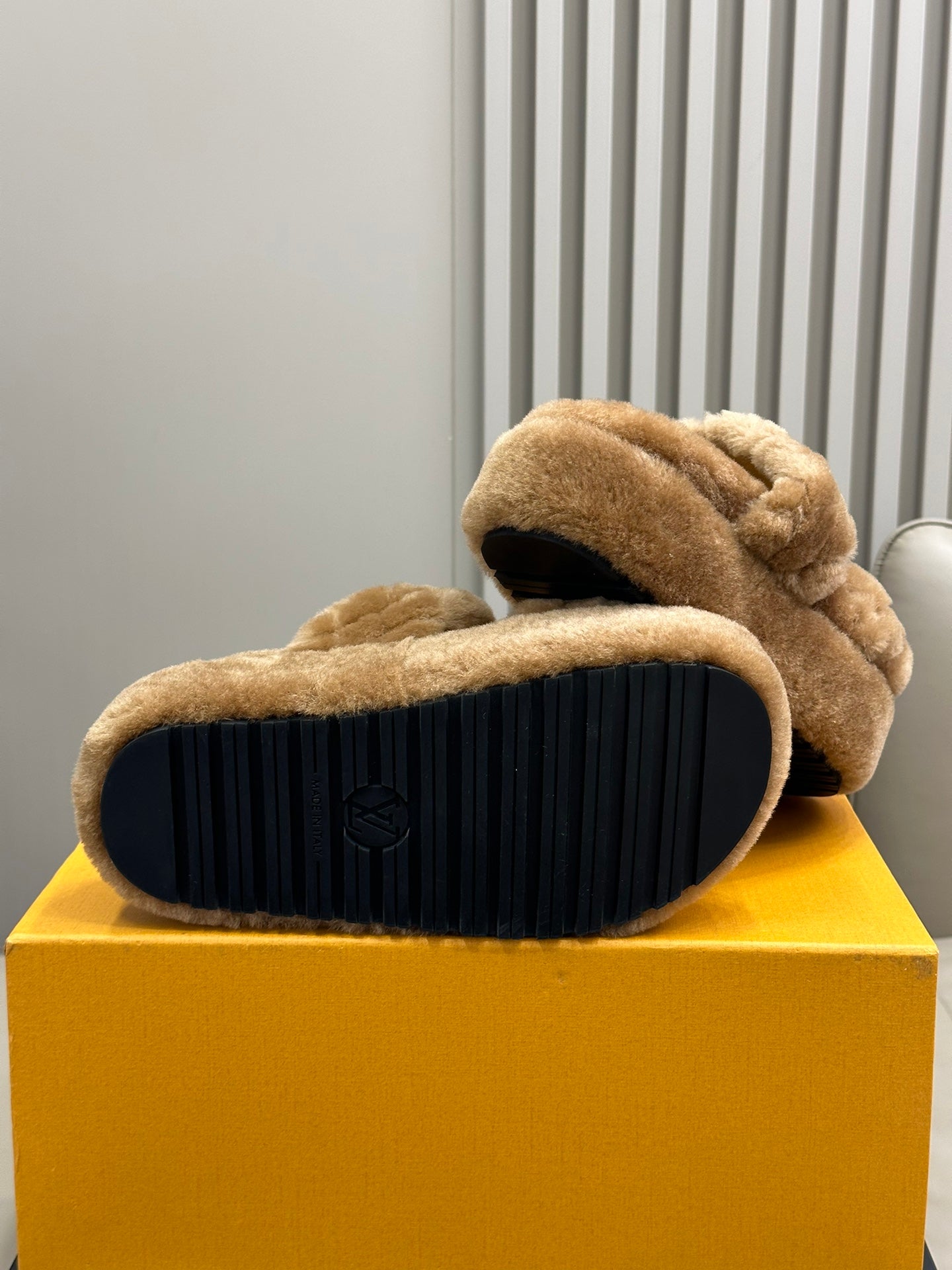 LV WOMEN'S DAD SANDAL MULE IN CAMEL BROWN FLEECE、mysite、Cacoeks