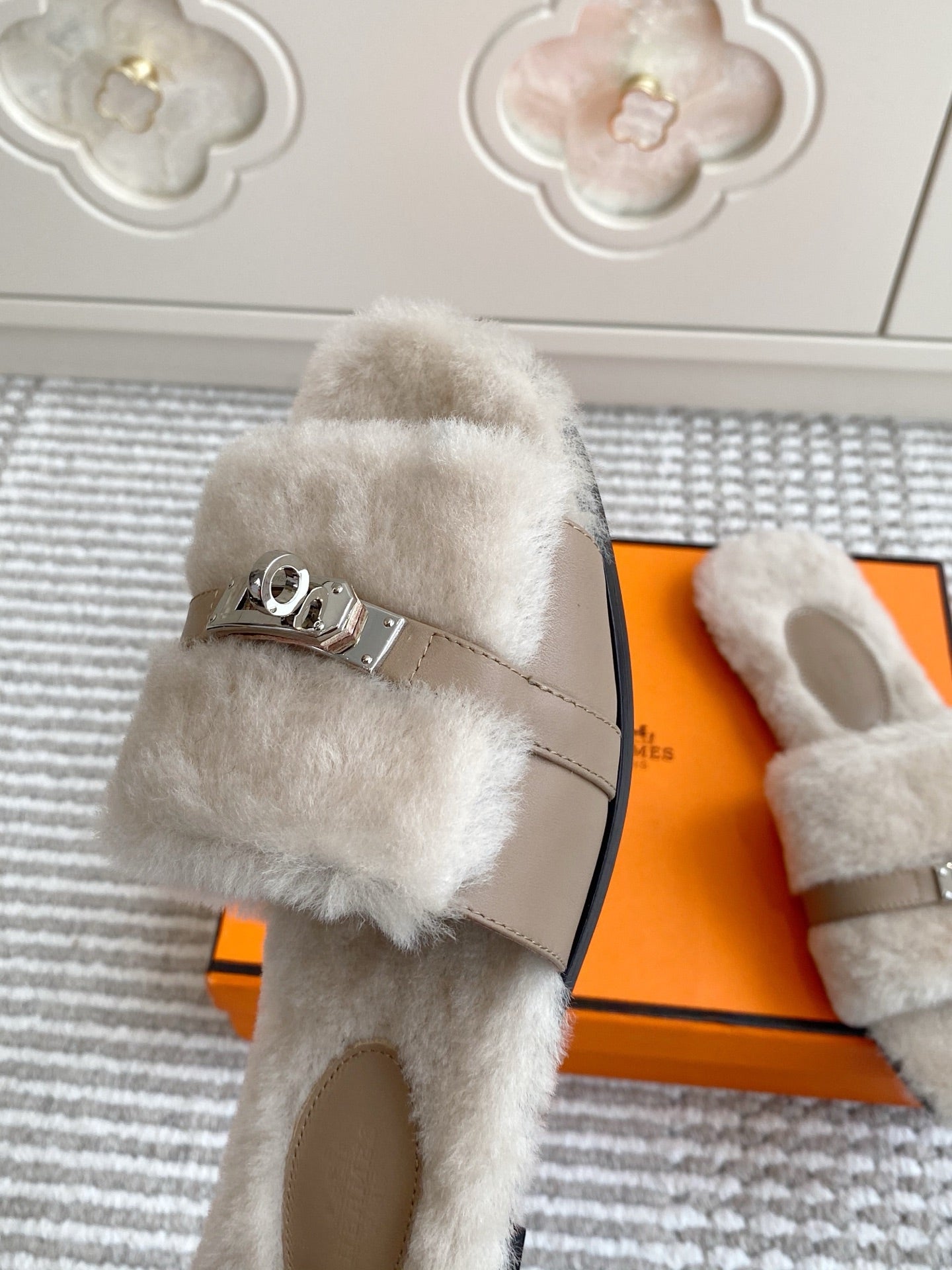 HM 25S GIULIA SANDAL IN PALE BEIGE GRAY SHEARLING WITH SILVER HARDWARE、mysite、Cacoeks