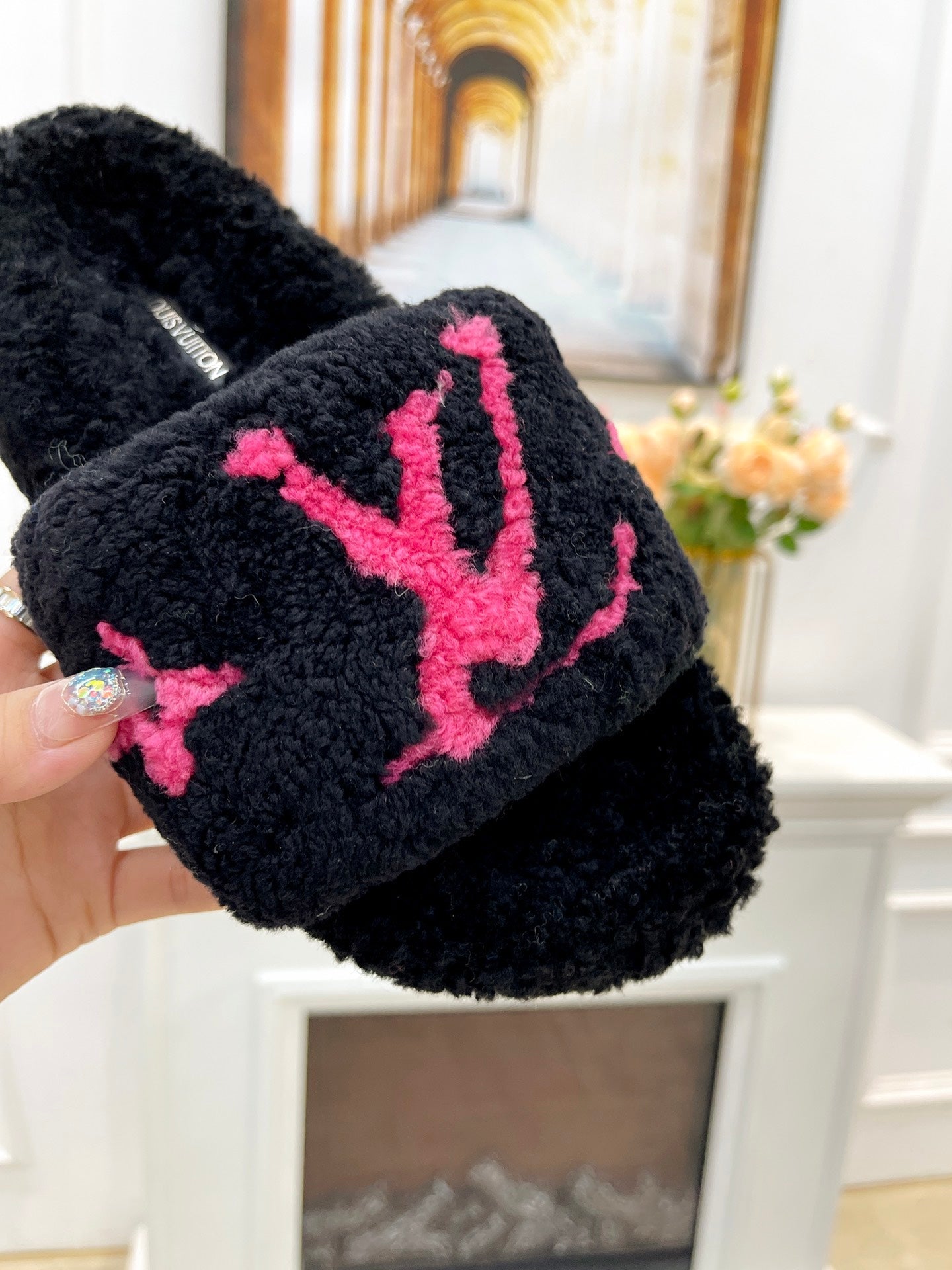 LV FLAT SLIPPER IN BLACK MIX BRIGHT PINK SHEARLING、mysite、Cacoeks