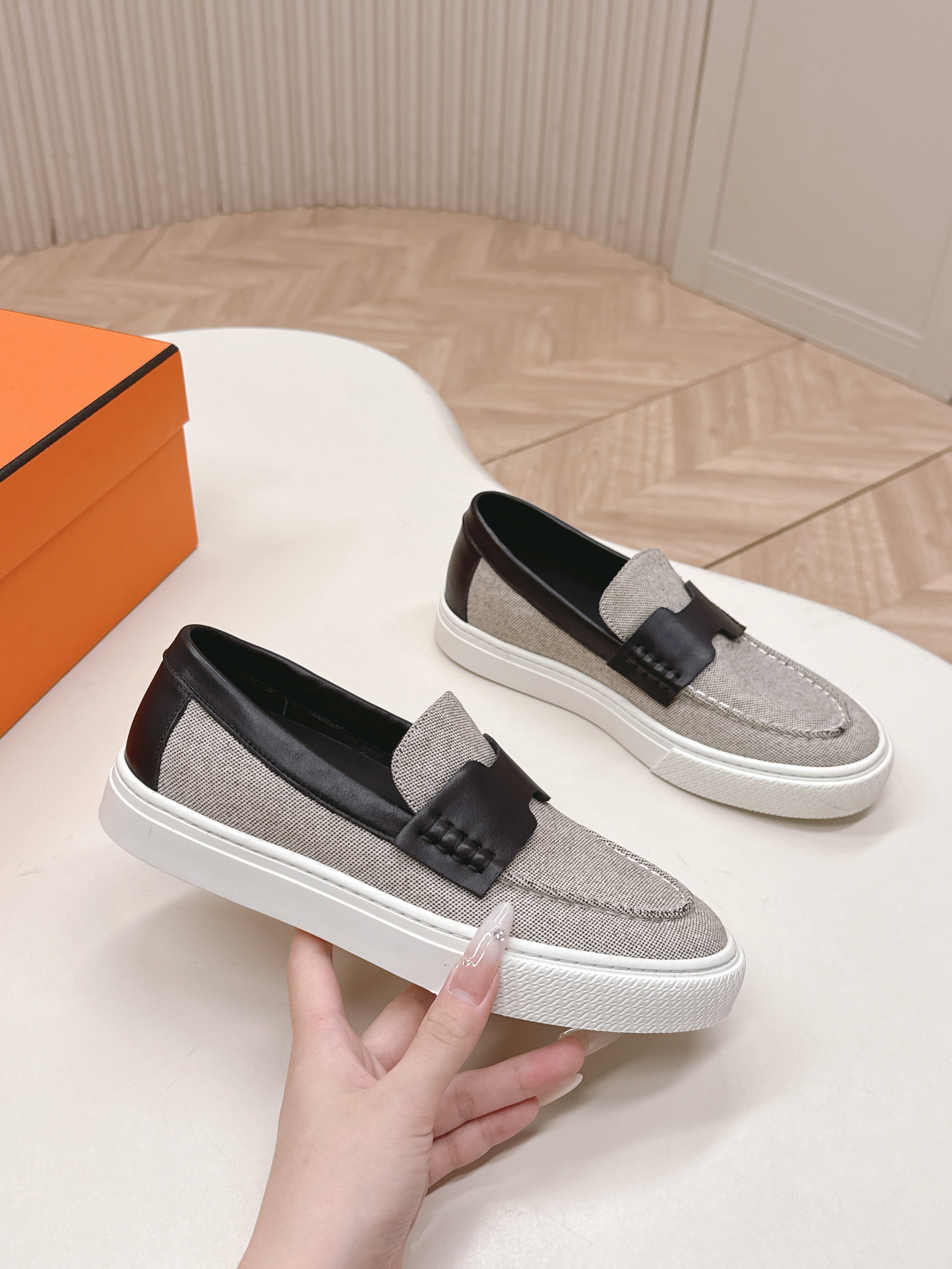 HM 25S SLIP-ON IN LIGHT GREY CANVAS AND BLACK LAMBSKIN、mysite、Cacoeks