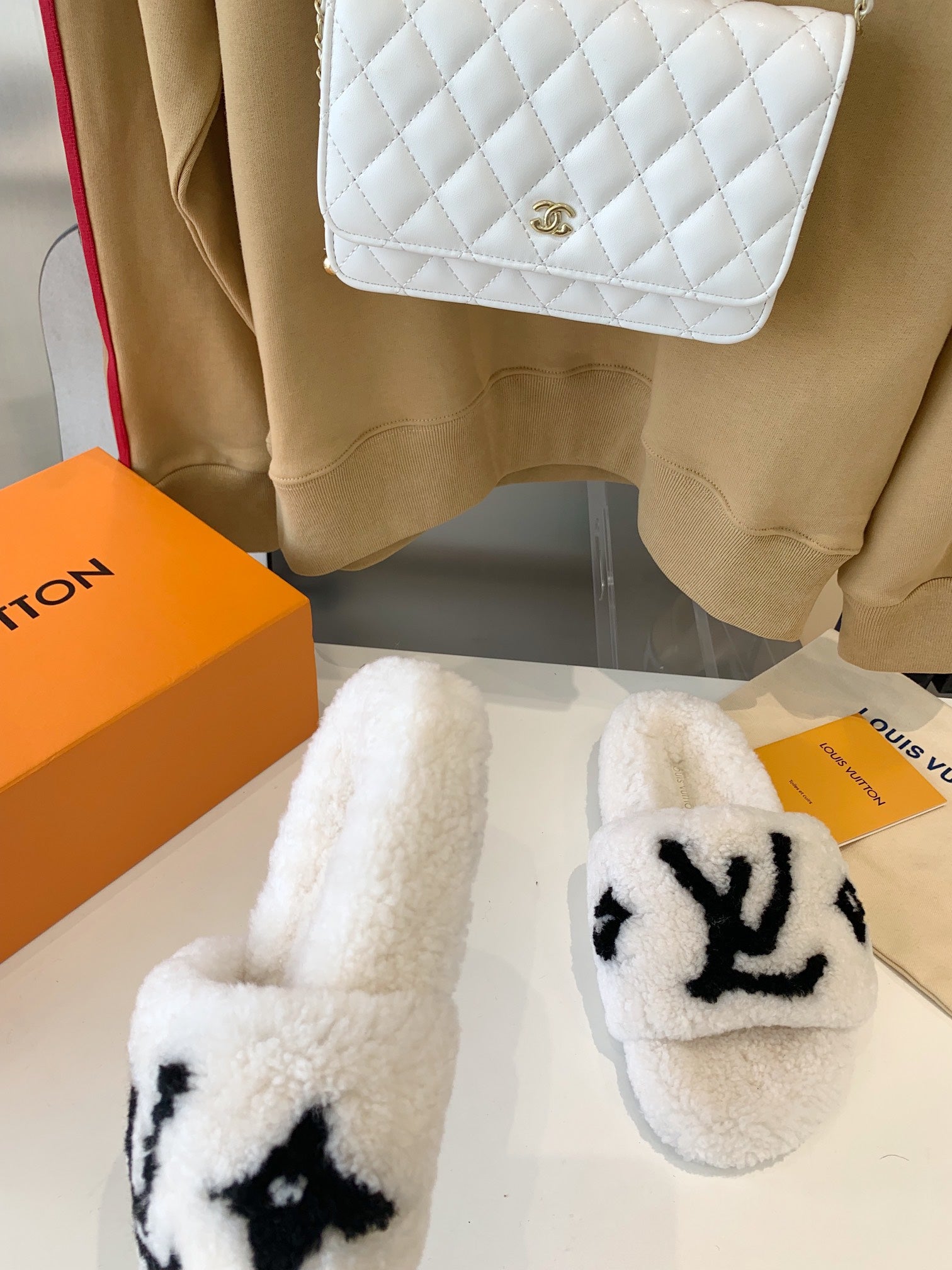 LV WOMEN'S PASEO FLAT SLIPPER IN WHITE FLEECE WITH BLACK LOGO、mysite、Cacoeks