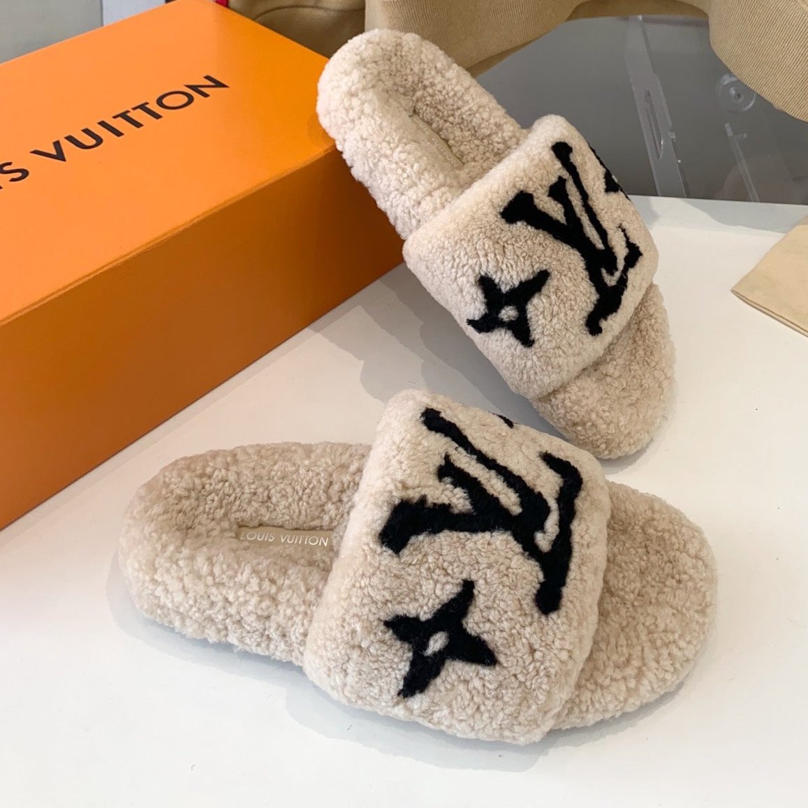 LV WOMEN'S PASEO FLAT SLIPPER IN TAN BROWN FLEECE WITH BLACK LOGO、mysite、Cacoeks