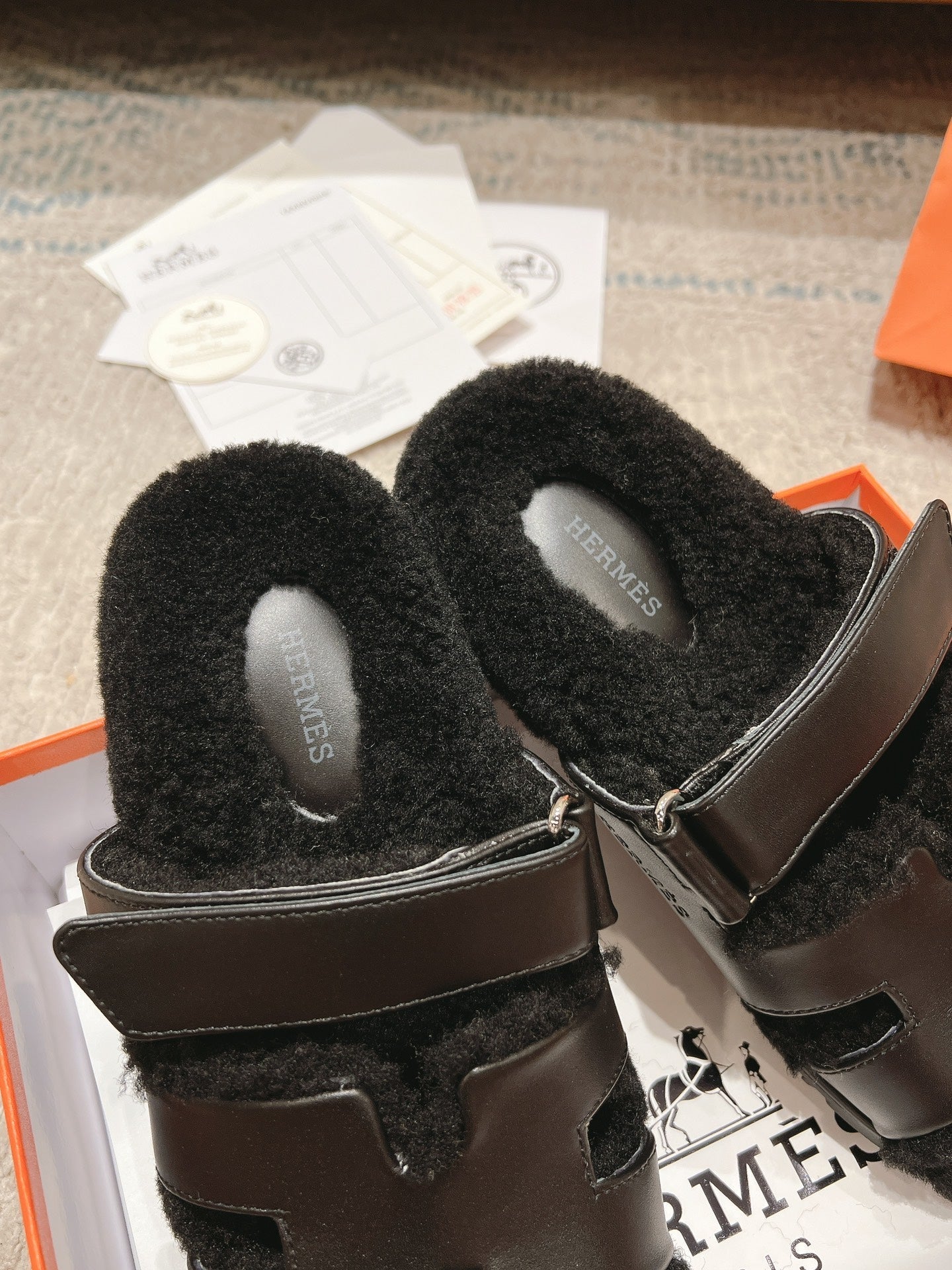 CHYPRE SANDAL IN BLACK SHEARLING AND CALFSKIN、mysite、Cacoeks