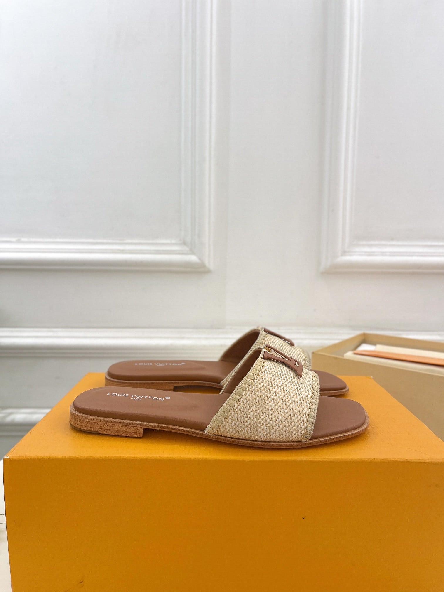 LV WOMEN CAPRI FLAT MULES IN CHOCOLATE BROWN LEATHER AND RAFFIA、mysite、Cacoeks