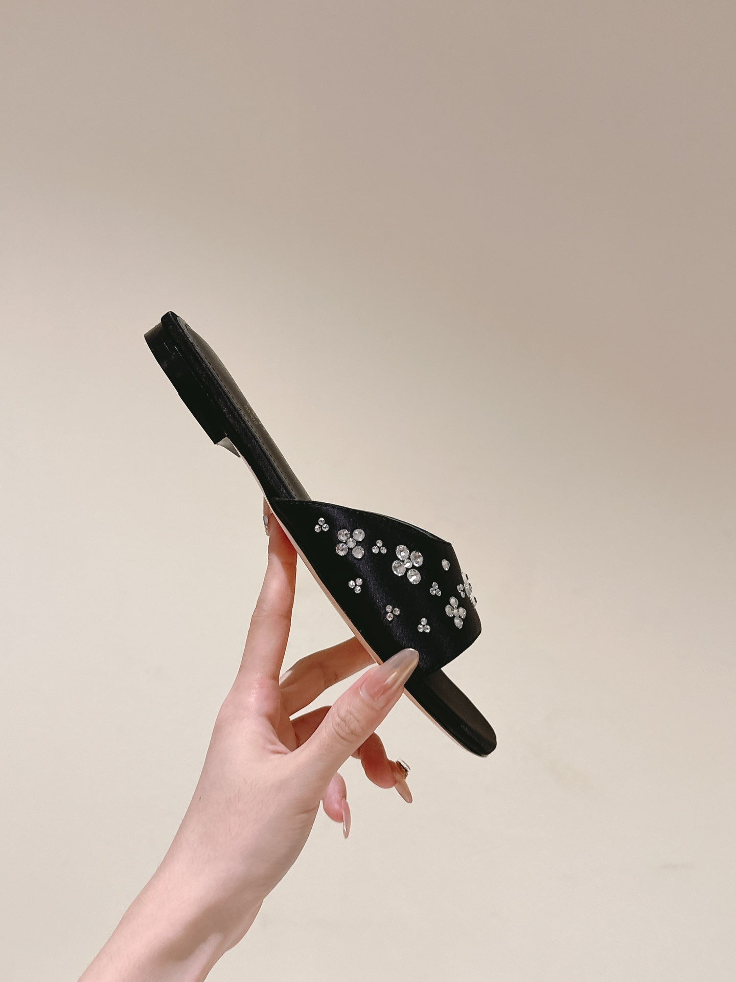 LV WOMEN FLAT MULE IN BLACK SATIN WITH RHINESTONE、mysite、Cacoeks