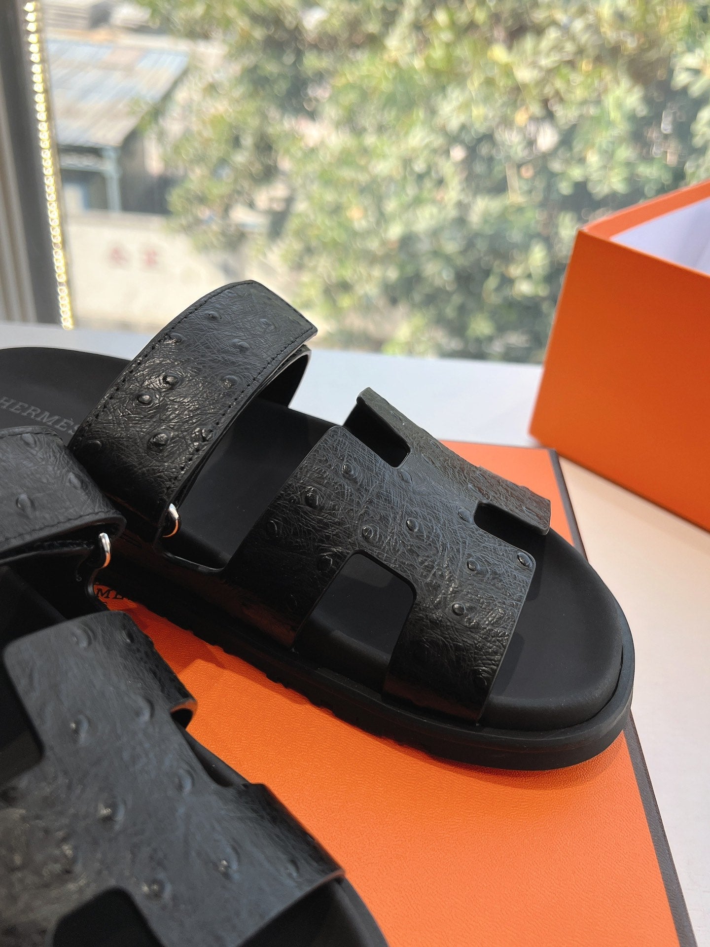 CHYPRE SANDAL IN BLACK GRAINED CALFSKIN、mysite、Cacoeks