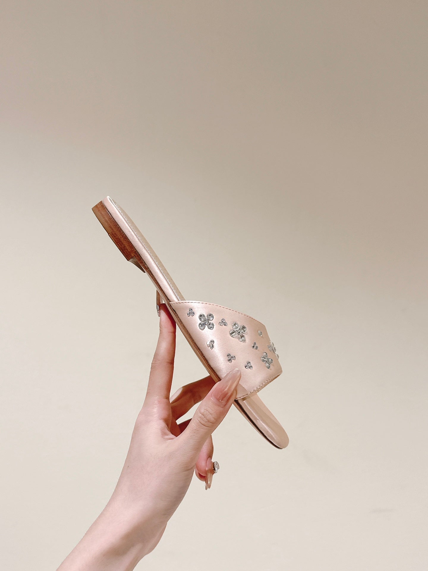 LV WOMEN FLAT MULE IN ALMOND BEIGE SATIN WITH RHINESTONE、mysite、Cacoeks