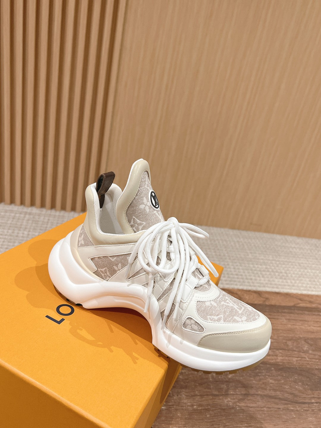 LV ARCHLIGHT SNEAKER IN WHITE CALFSKIN AND CAMEL BEIGE MONOGRAM DENIM、mysite、Cacoeks