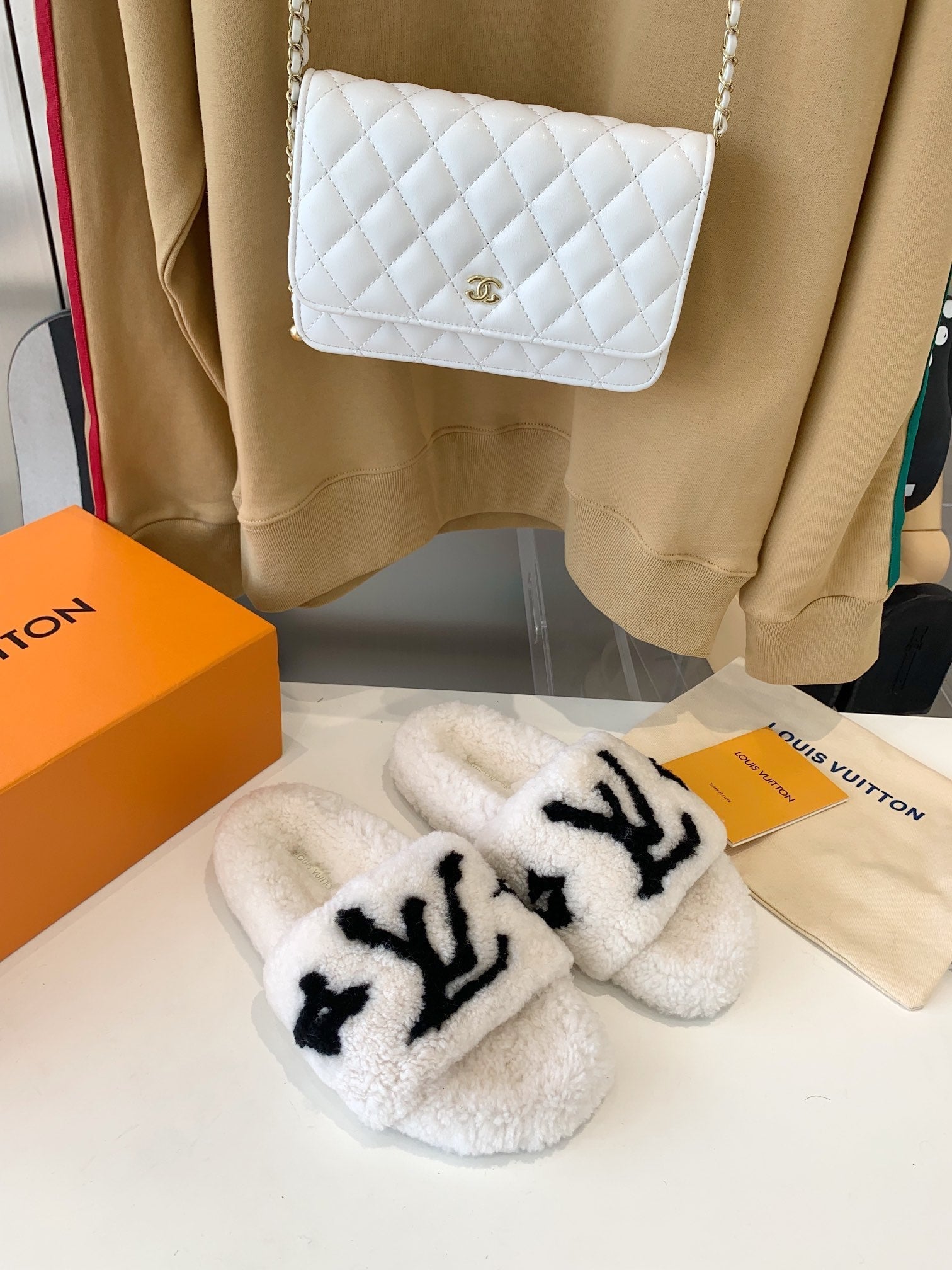LV WOMEN'S PASEO FLAT SLIPPER IN WHITE FLEECE WITH BLACK LOGO、mysite、Cacoeks