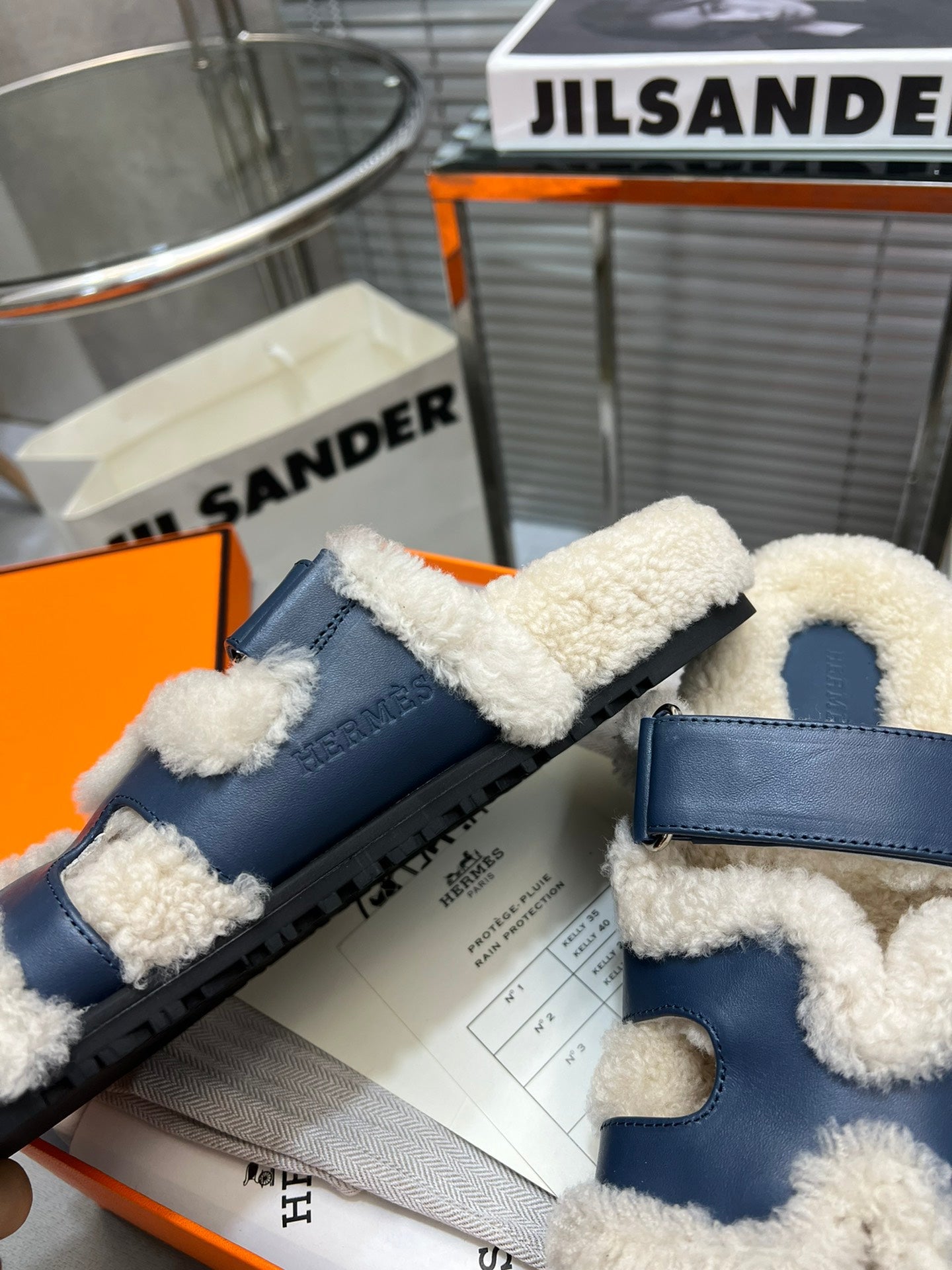 CHYPRE SLIPPERS IN BEIGE LAMB WOOL AND CLASSIC BLUE CALFSKIN、mysite、Cacoeks