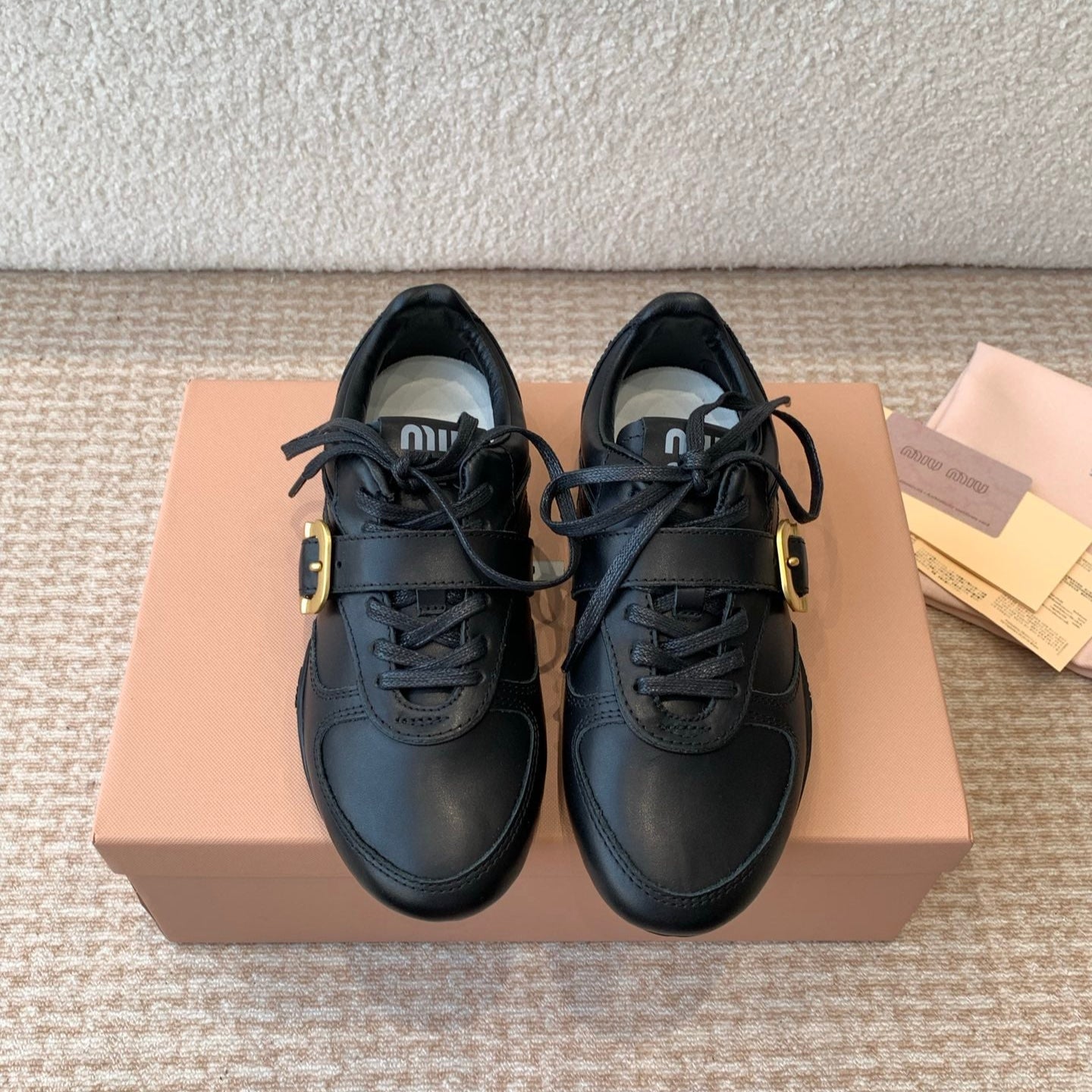 GYMNASIUM SNEAKER IN BLACK CALFSKIN WITH GOLD BUCKLED STRAP、mysite、Cacoeks