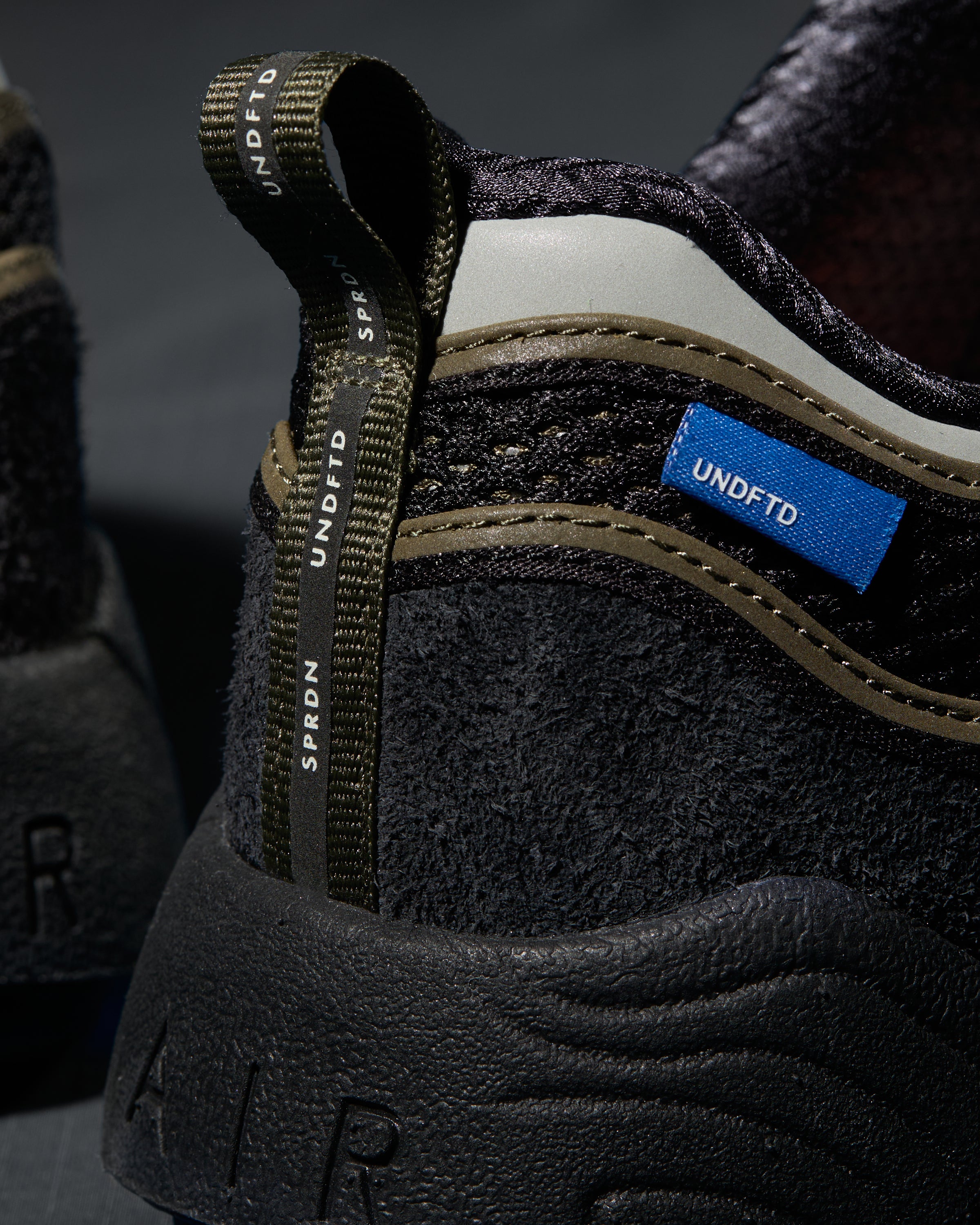 UNDEFEATED X NIKE AIR ZOOM SPIRIDON - CARGOKHAKI/ BLACK