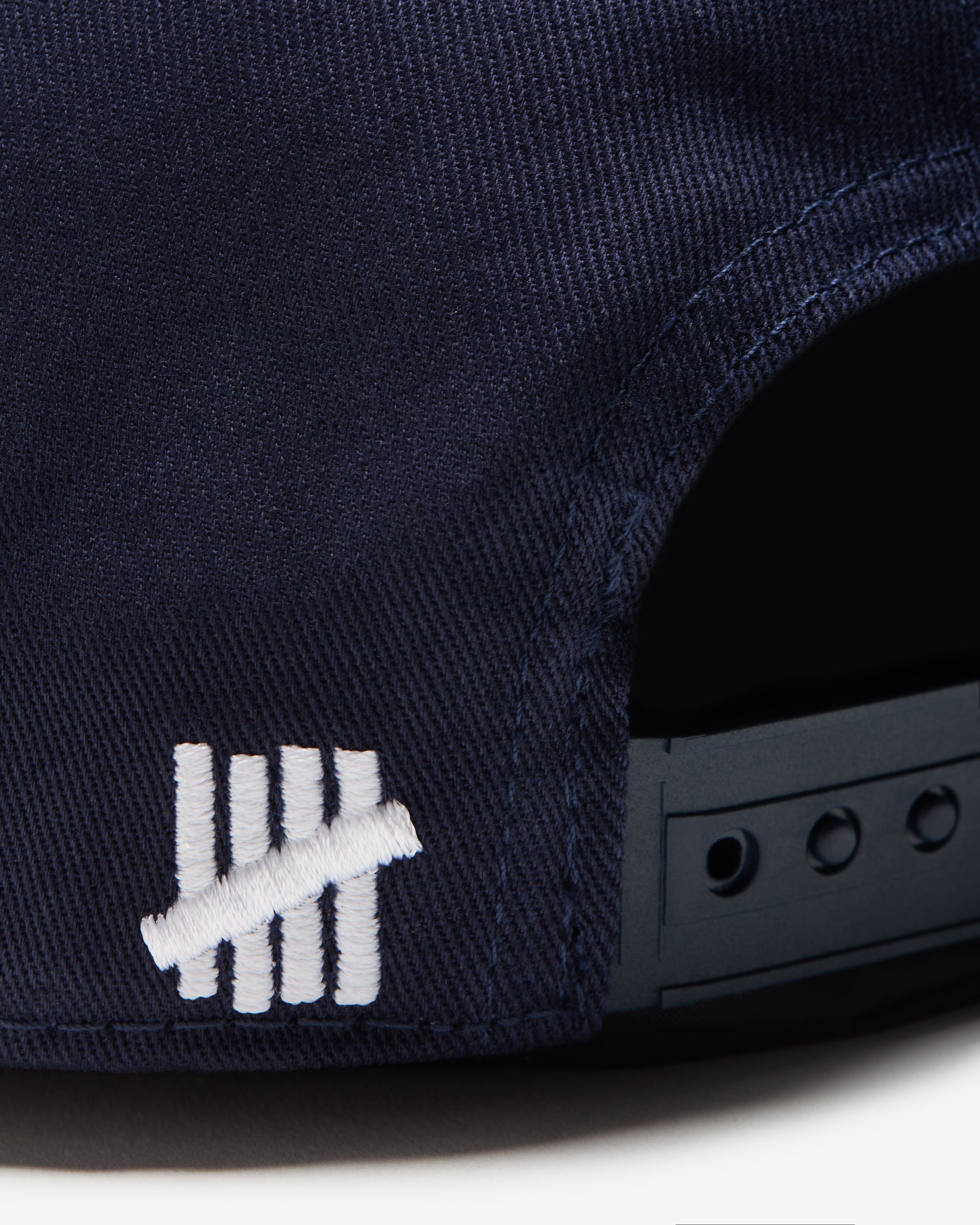 UNDEFEATED SCRIPT LOGO SNAPBACK