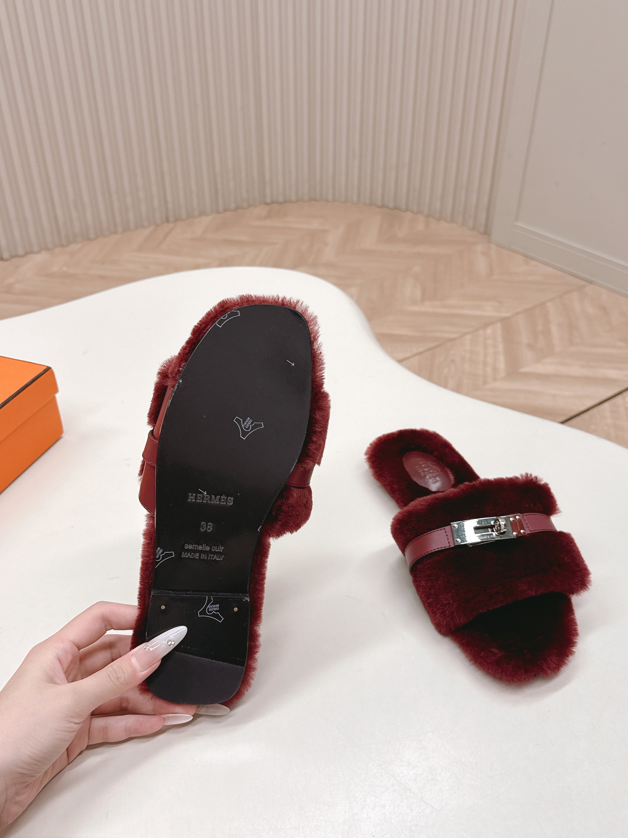 HM 25S ORAN SANDAL IN DARK RED SHEARLING WITH SILVER HARDWARE、mysite、Cacoeks