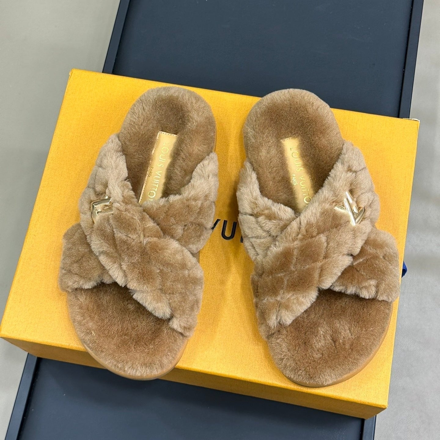LV WOMEN'S SUNSET COMFORT FLAT MULE IN CAMEL BROWN FLEECE、mysite、Cacoeks