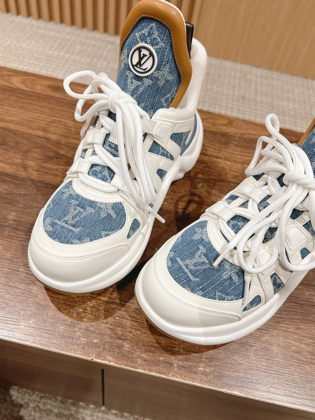 LV ARCHLIGHT SNEAKER IN WHITE CALFSKIN AND LIGHT BLUE MONOGRAM DENIM、mysite、Cacoeks