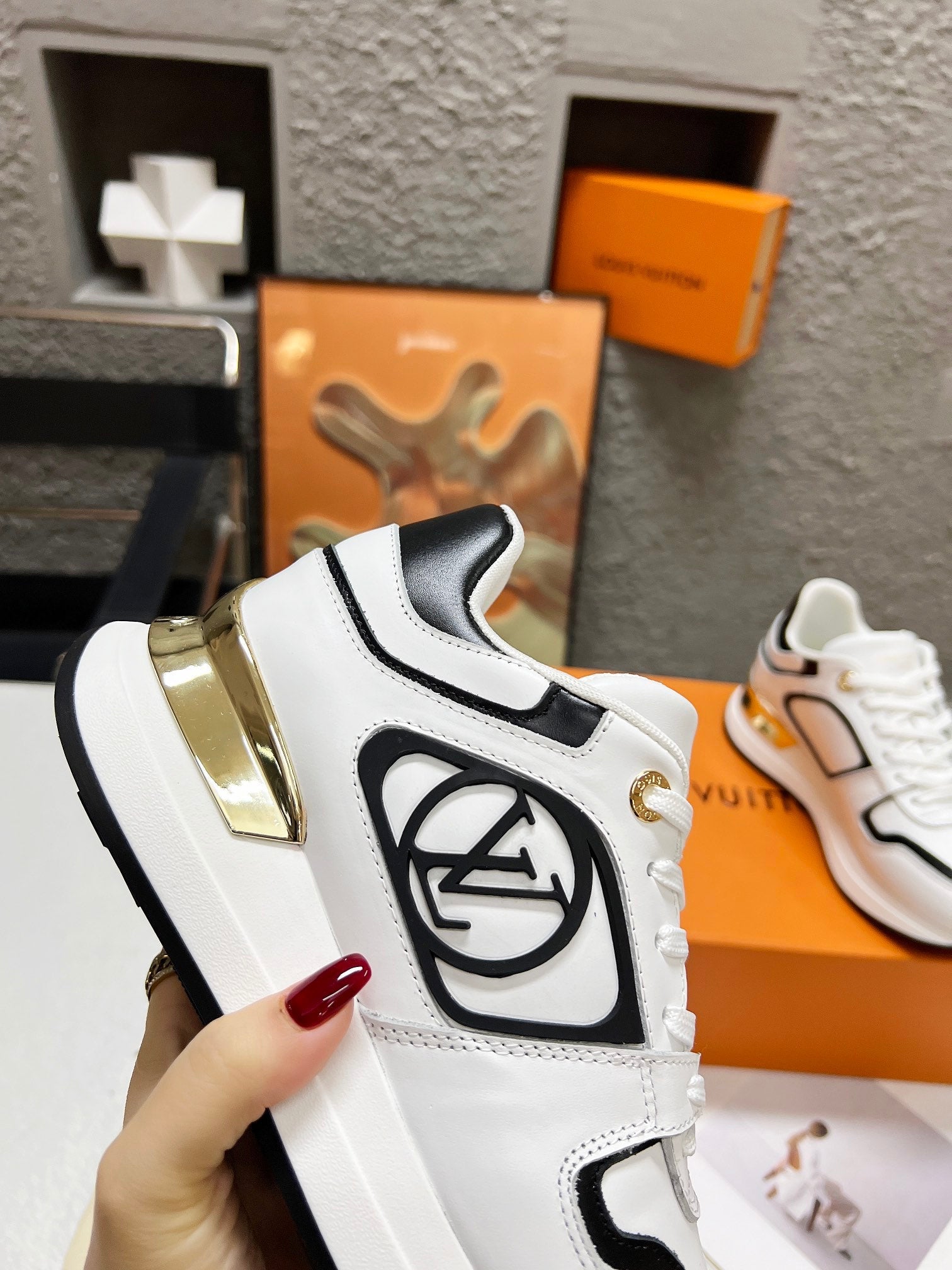 LV WOMEN SNEAKER IN WHITE MIX BLACK CALFSKIN、mysite、Cacoeks