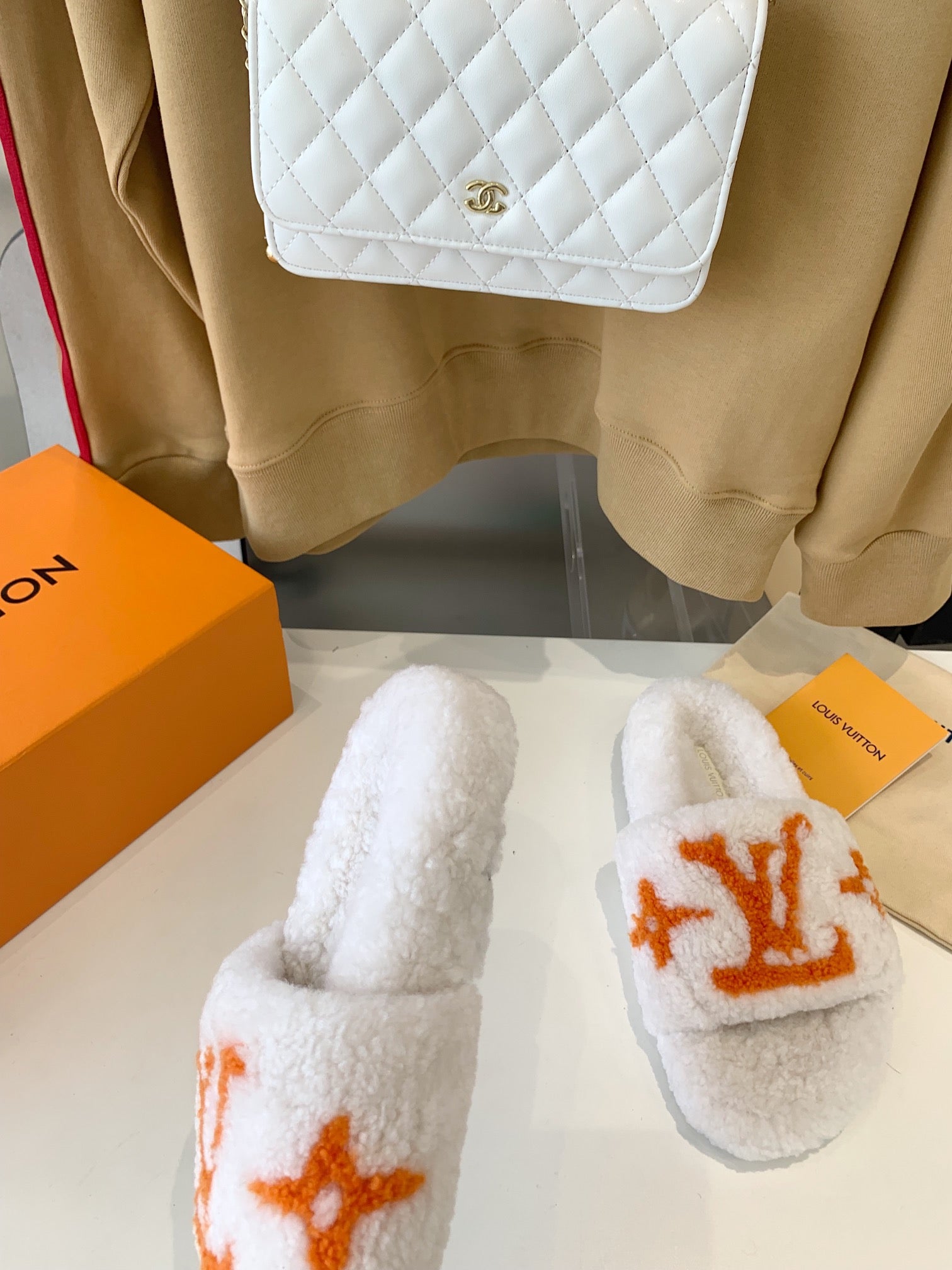 LV WOMEN'S PASEO FLAT SLIPPER IN WHITE FLEECE WITH ORANGE LOGO、mysite、Cacoeks