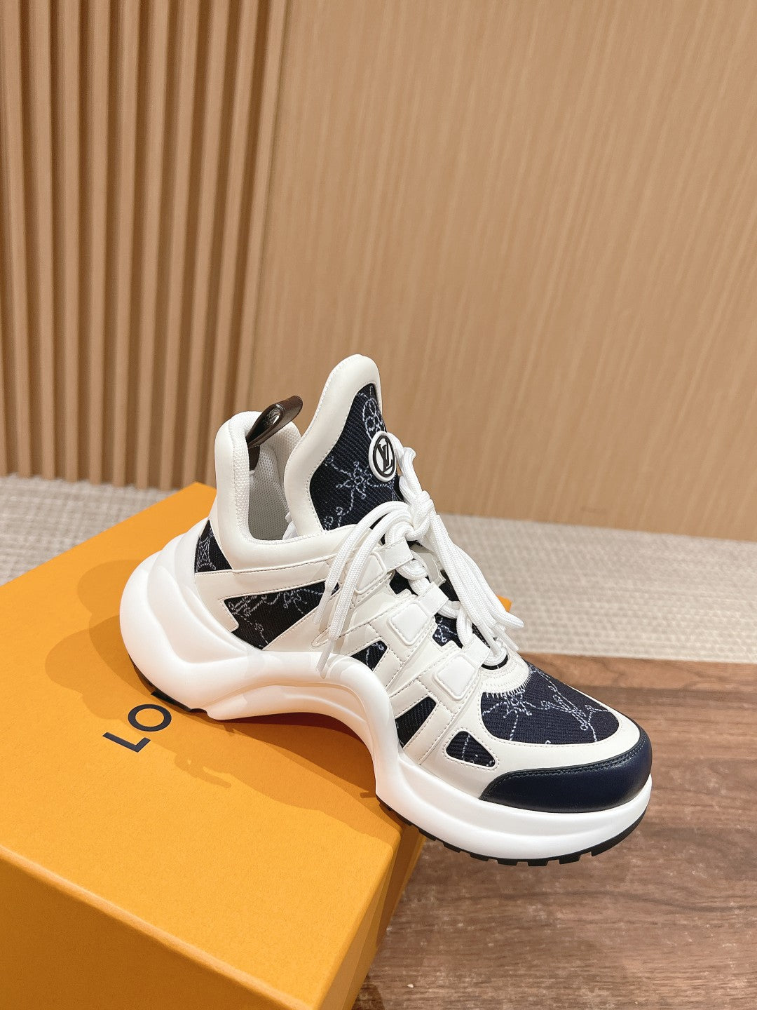 LV ARCHLIGHT SNEAKER IN WHITE MIX BLACK CALFSKIN AND MONOGRAM DENIM 101073、mysite、Cacoeks