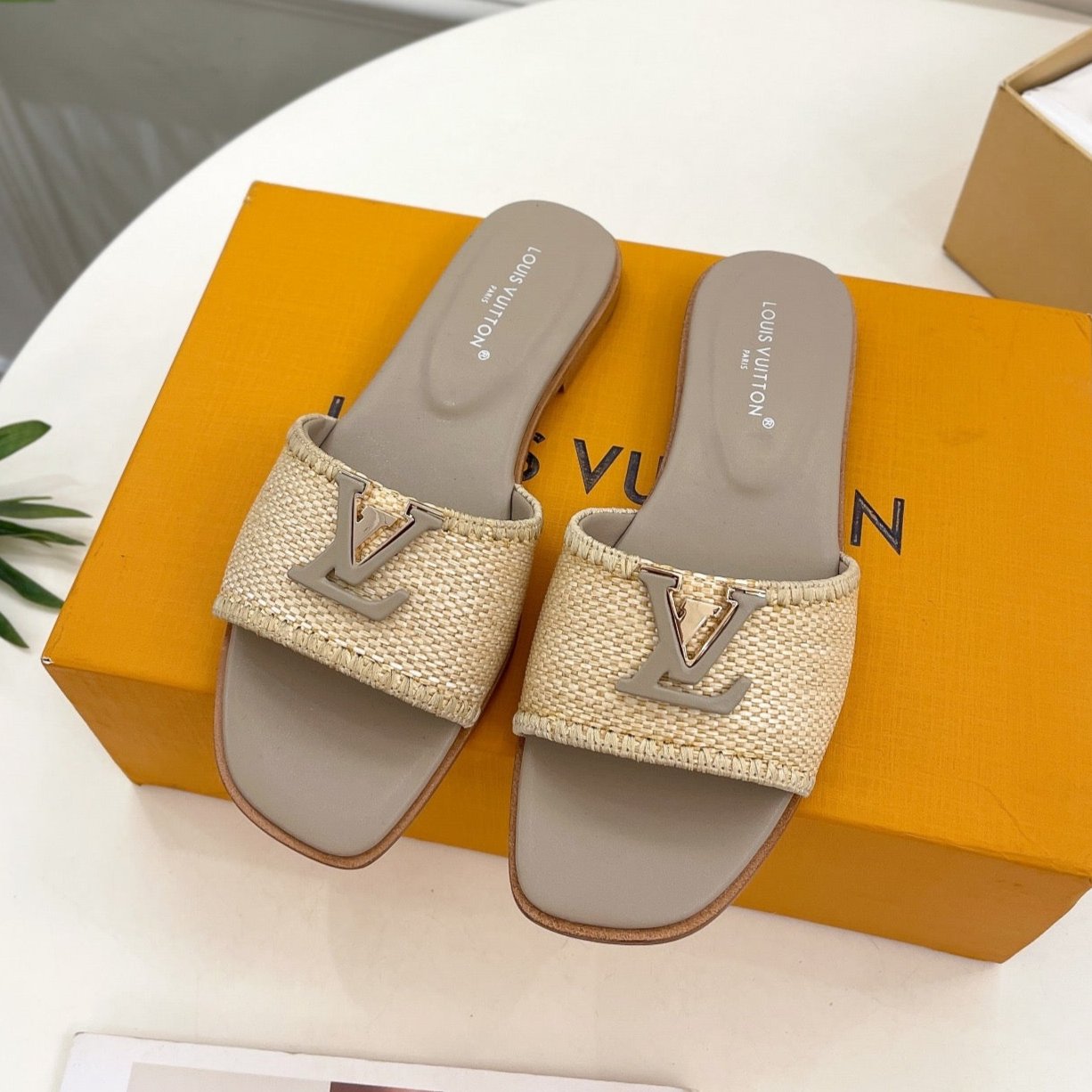 LV WOMEN CAPRI FLAT MULES IN TAN BROWN LEATHER AND RAFFIA、mysite、Cacoeks