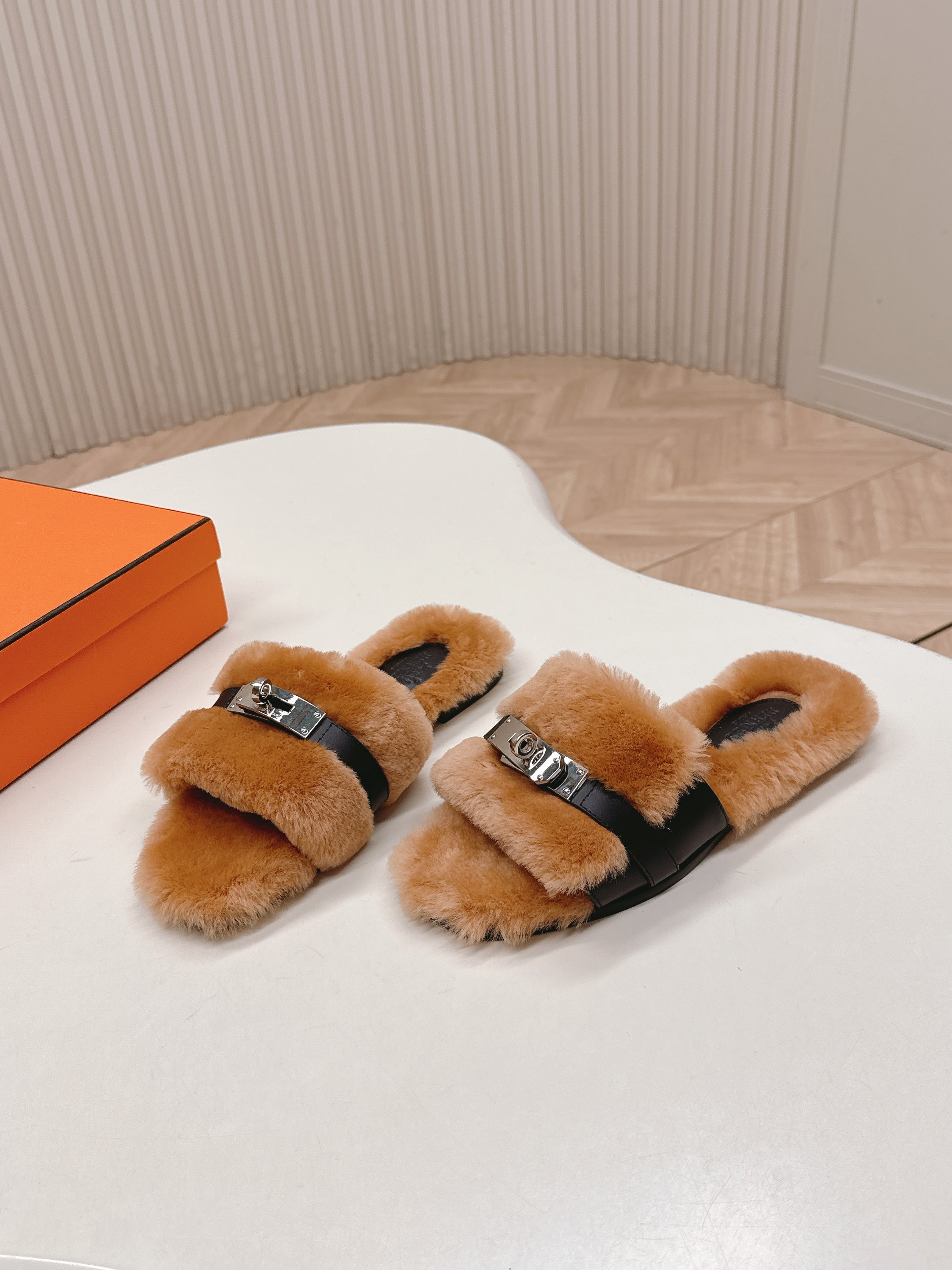 HM 25S ORAN SANDAL IN CLAY ORANGE SHEARLING WITH SILVER HARDWARE、mysite、Cacoeks