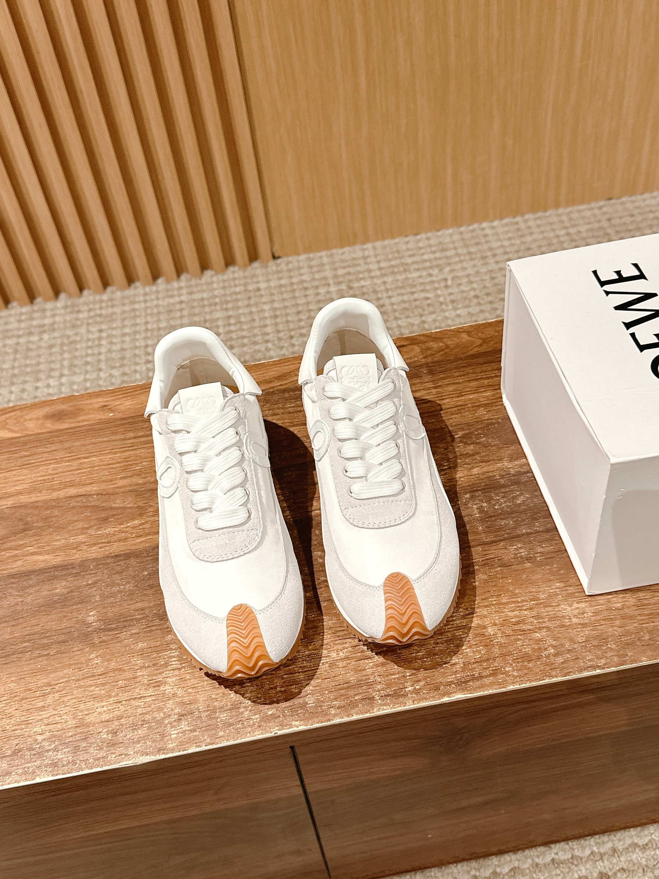 FLOW RUNNER SNEAKER IN LIGHT GRAY SUEDE AND WHITE SHEEPSKIN、mysite、Cacoeks