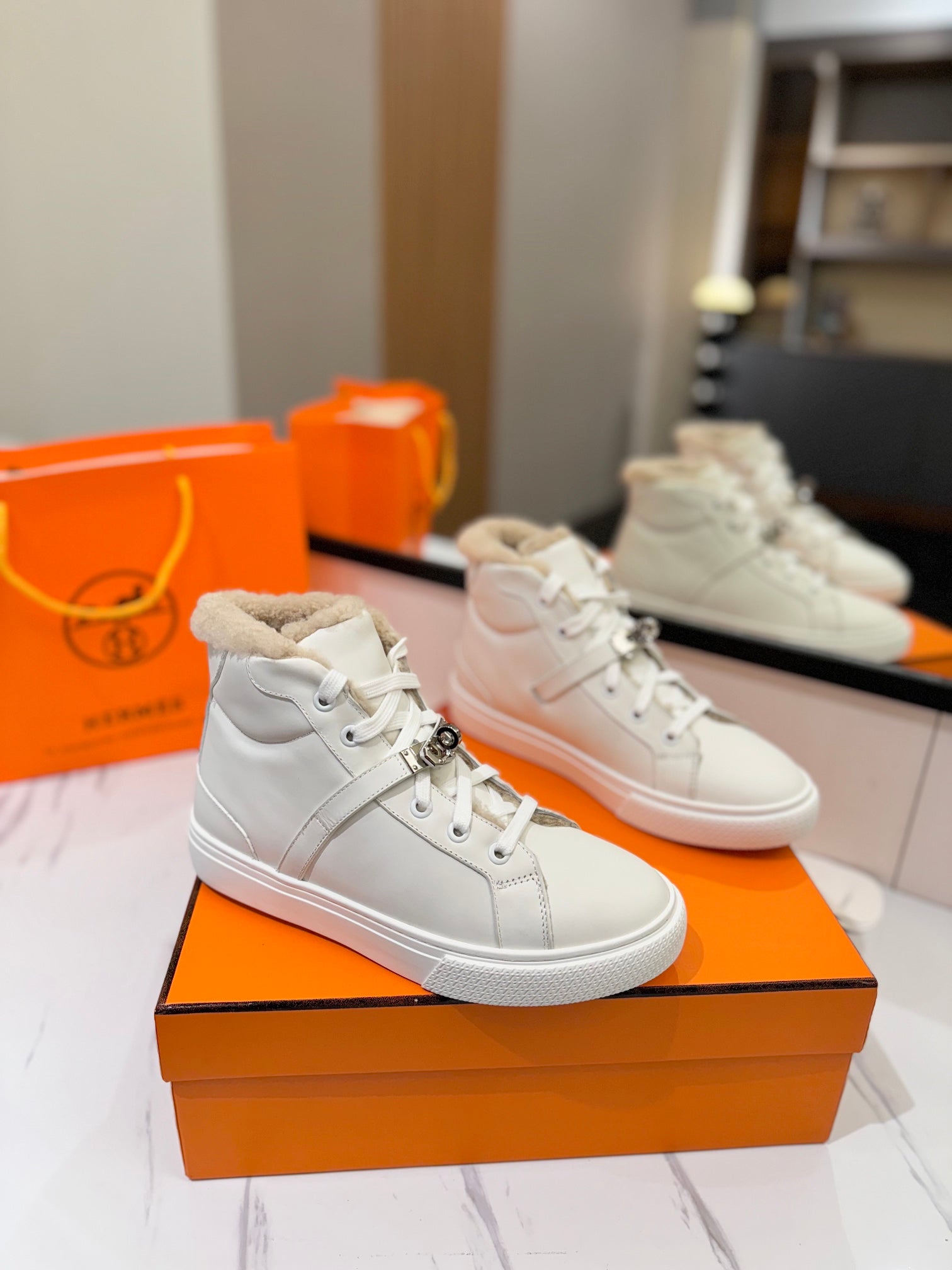 CHEALSEA BOOTS IN WHITE CALFSKIN AND FLEECE LINING、mysite、Cacoeks