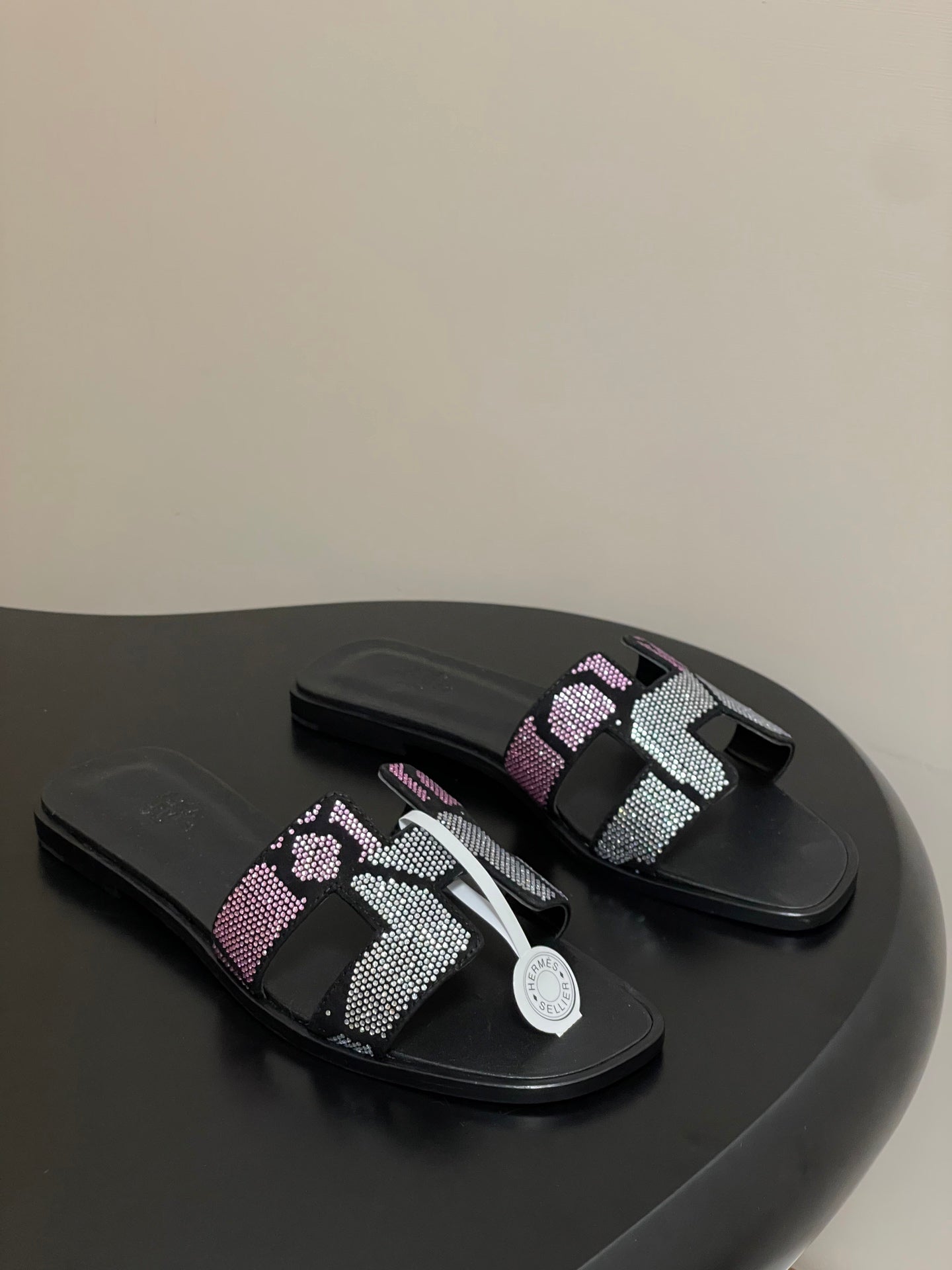 HM 25S ORAN SANDAL IN BLACK LAMBSKIN WITH WHITE MIX PINK STONE DETAILS、mysite、Cacoeks