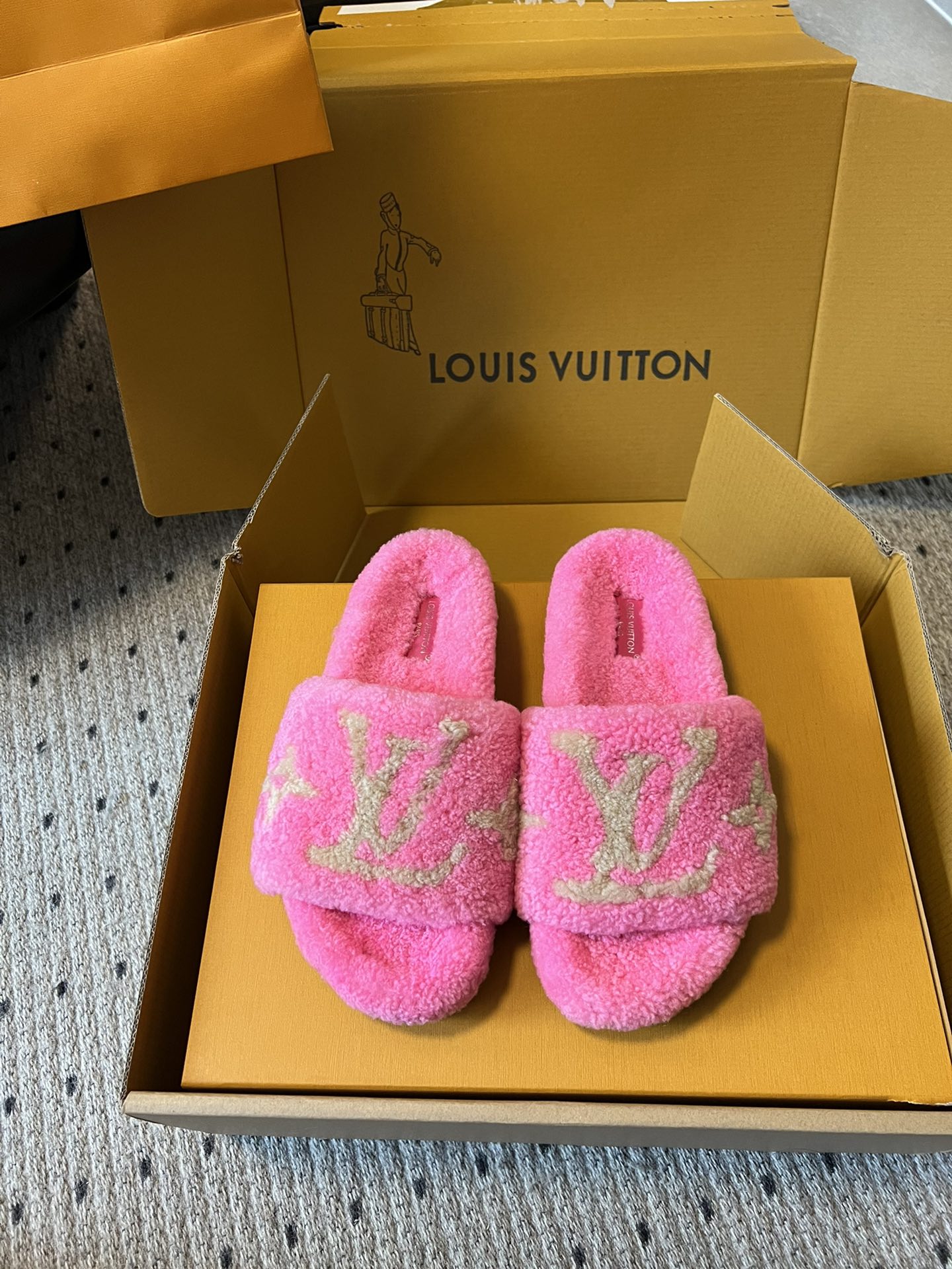 SLIPPER IN BRIGHT PINK FLEECE WITH CAMEL BEIGE LOGO、mysite、Cacoeks