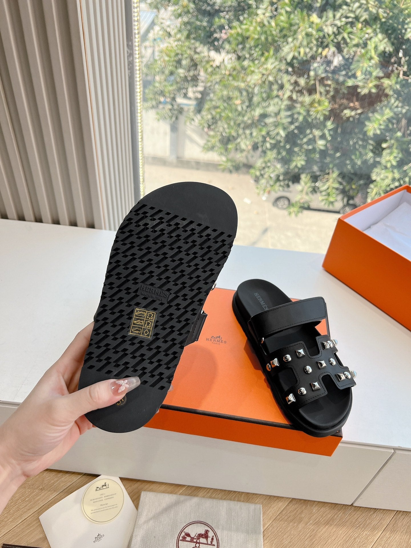 CHYPRE SANDAL IN BLACK CALFSKIN WITH STUDS、mysite、Cacoeks