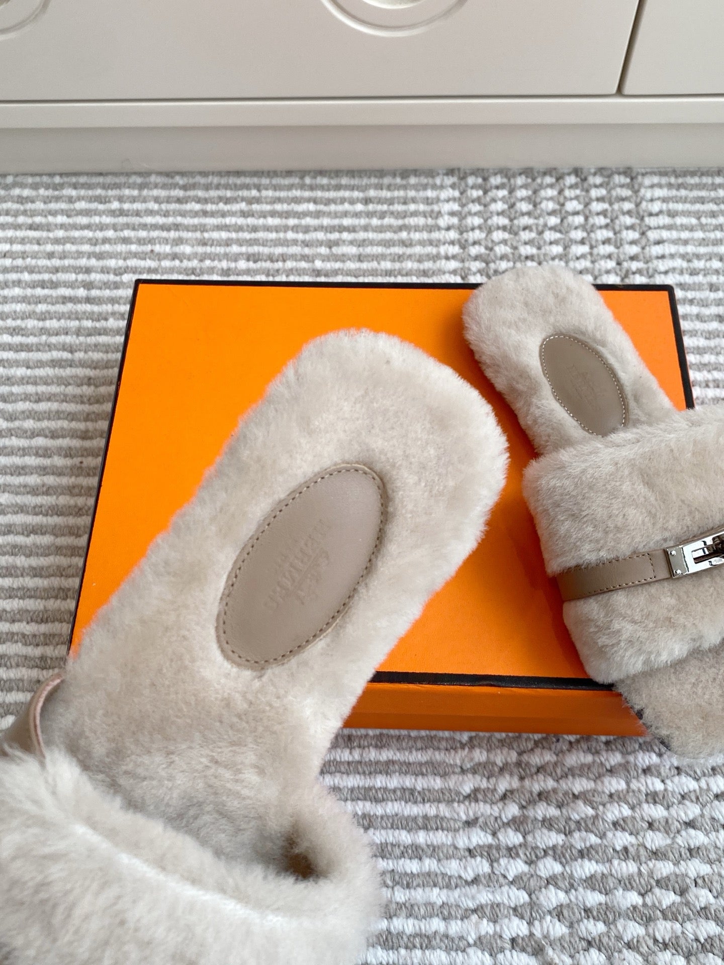 HM 25S GIULIA SANDAL IN PALE BEIGE GRAY SHEARLING WITH SILVER HARDWARE、mysite、Cacoeks