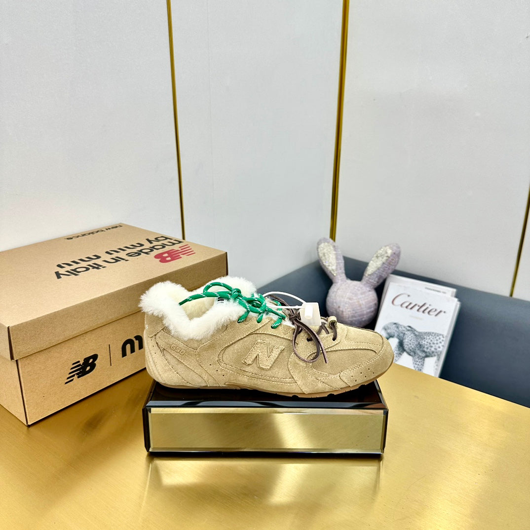 MIUXNB 530 SNEAKERS IN DARK BEIGE SUEDE SHEARLING、mysite、Cacoeks