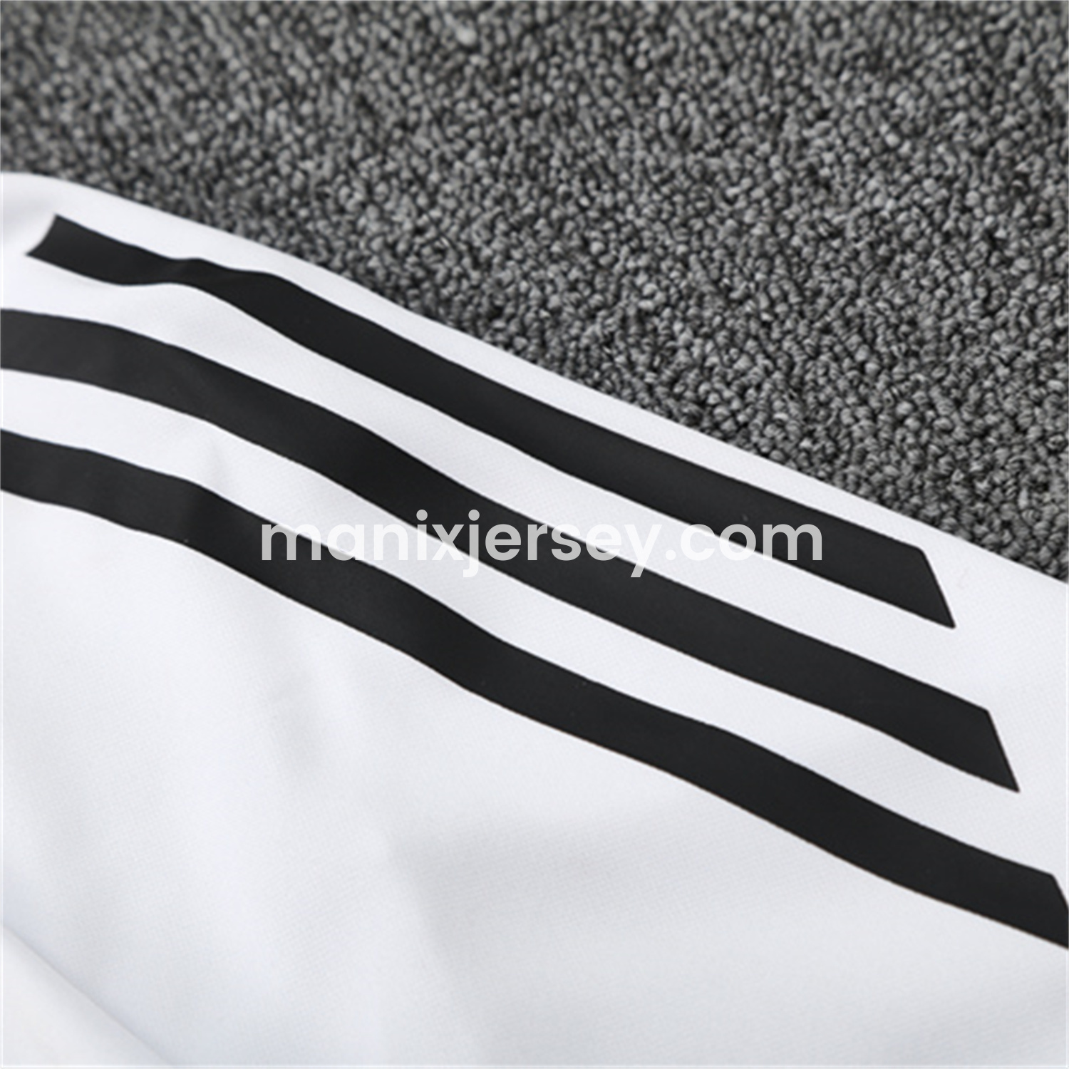 ManixJersey.com | Manchester United 25-26 Kid Long Sleeves Training Set - White Top & Black Pants -Customize Name, Number and Patch | Worldwide Shipping